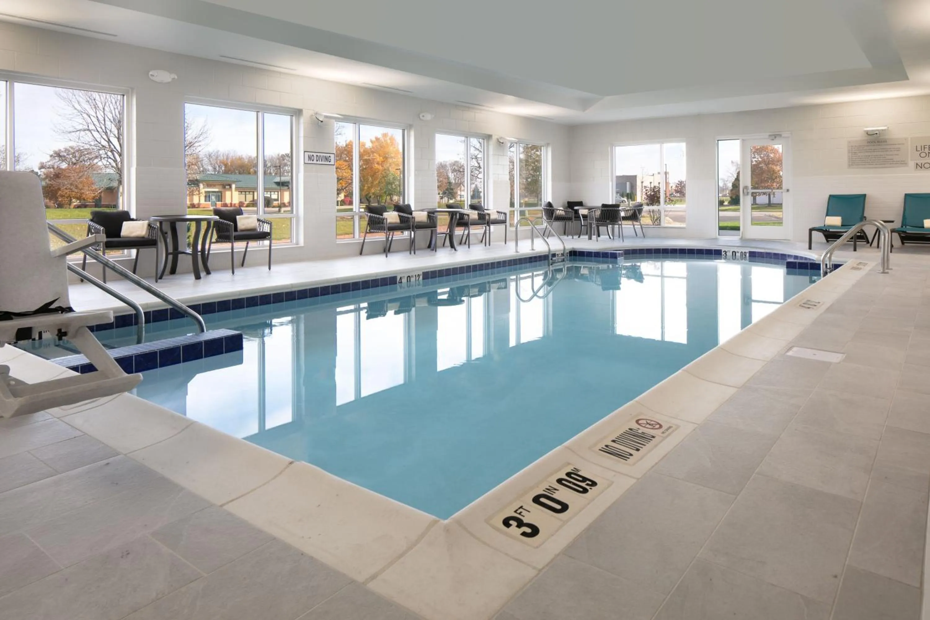 Swimming pool in TownePlace Suites by Marriott Oconomowoc