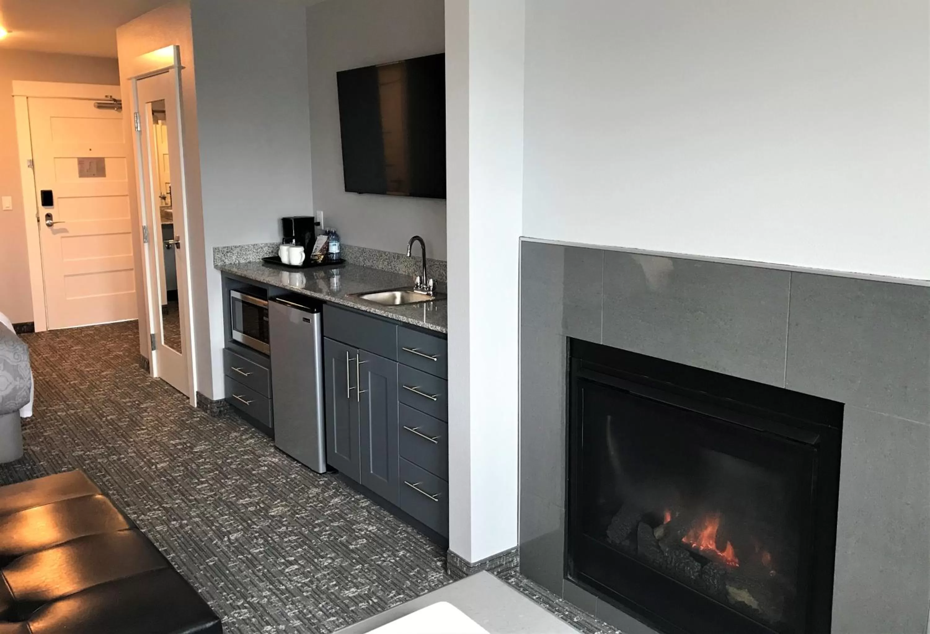 TV and multimedia in Starfish Manor Oceanfront Hotel