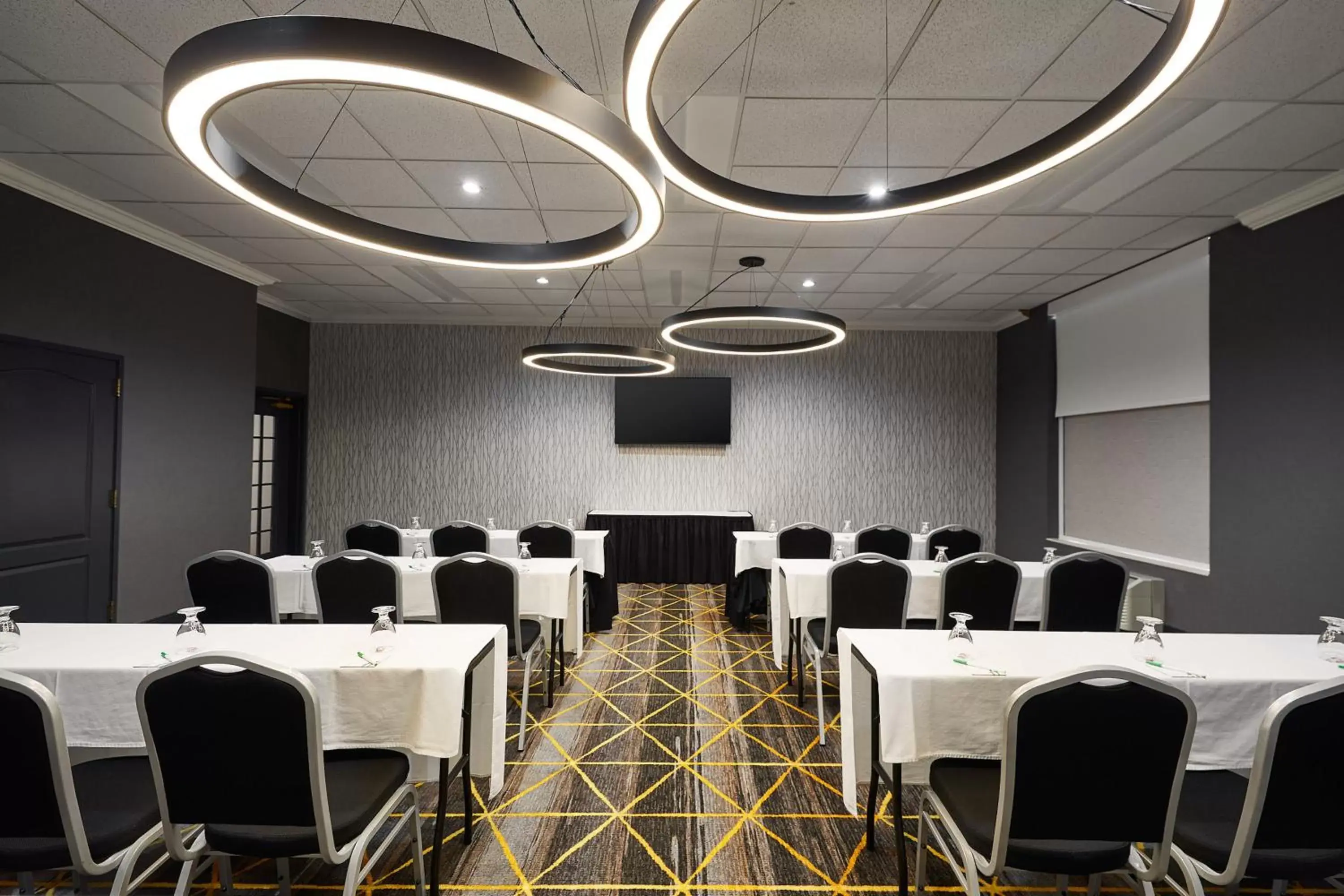 Meeting/conference room in Holiday Inn Hotel & Suites Madison West, an IHG Hotel