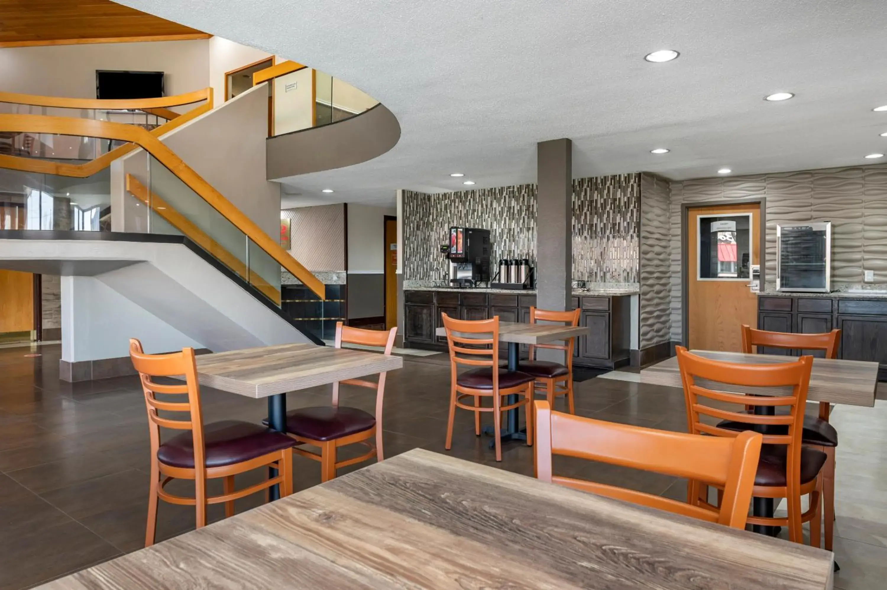 Seating area, Restaurant/Places to Eat in Econo Lodge Inn & Suites