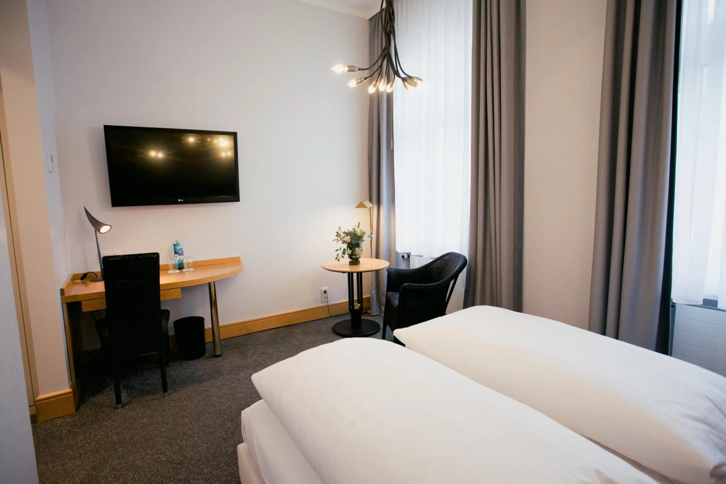 TV and multimedia, Bed in DOM Hotel LIMBURG