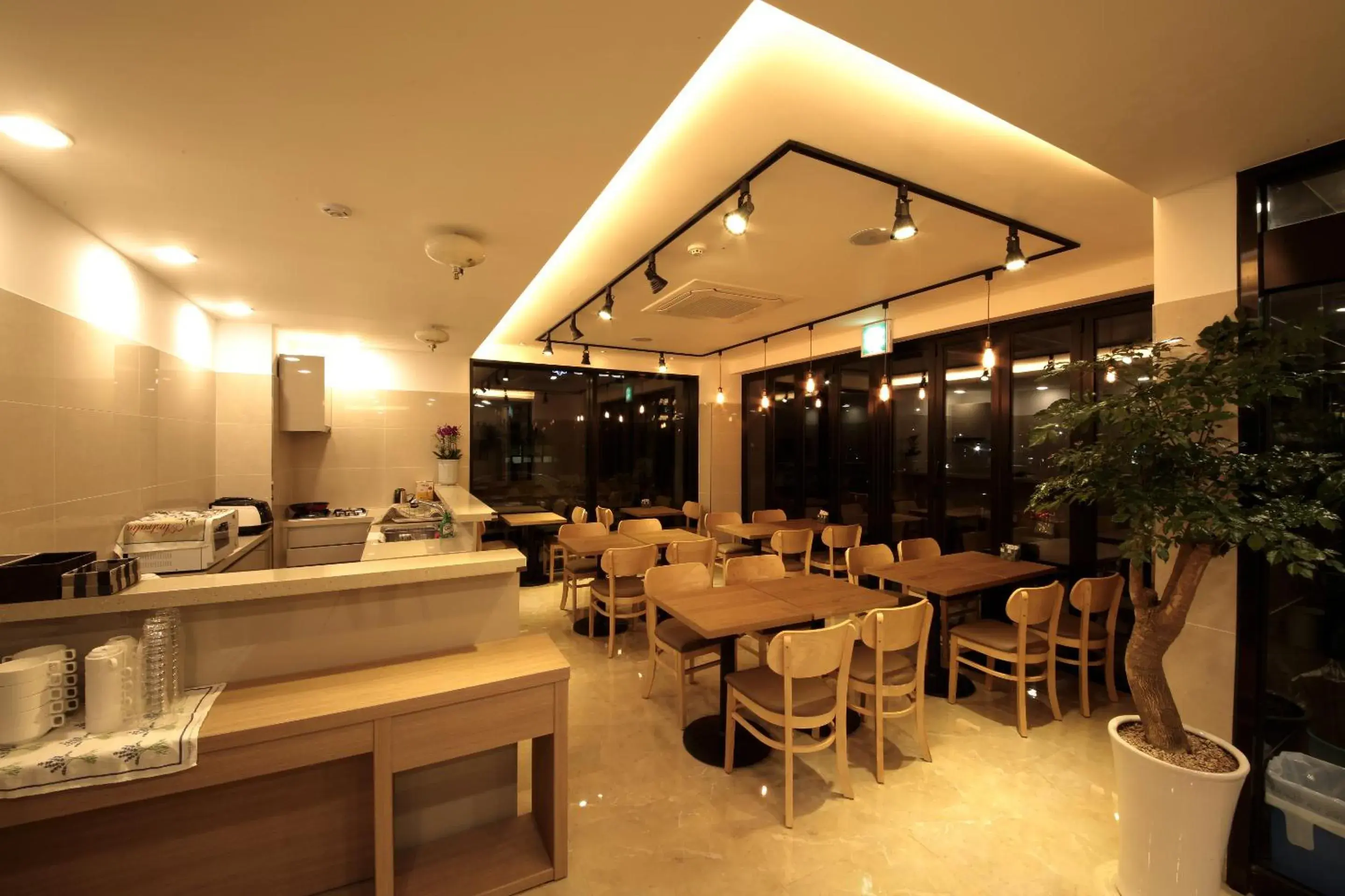 Restaurant/Places to Eat in Harbor Hotel Jeju