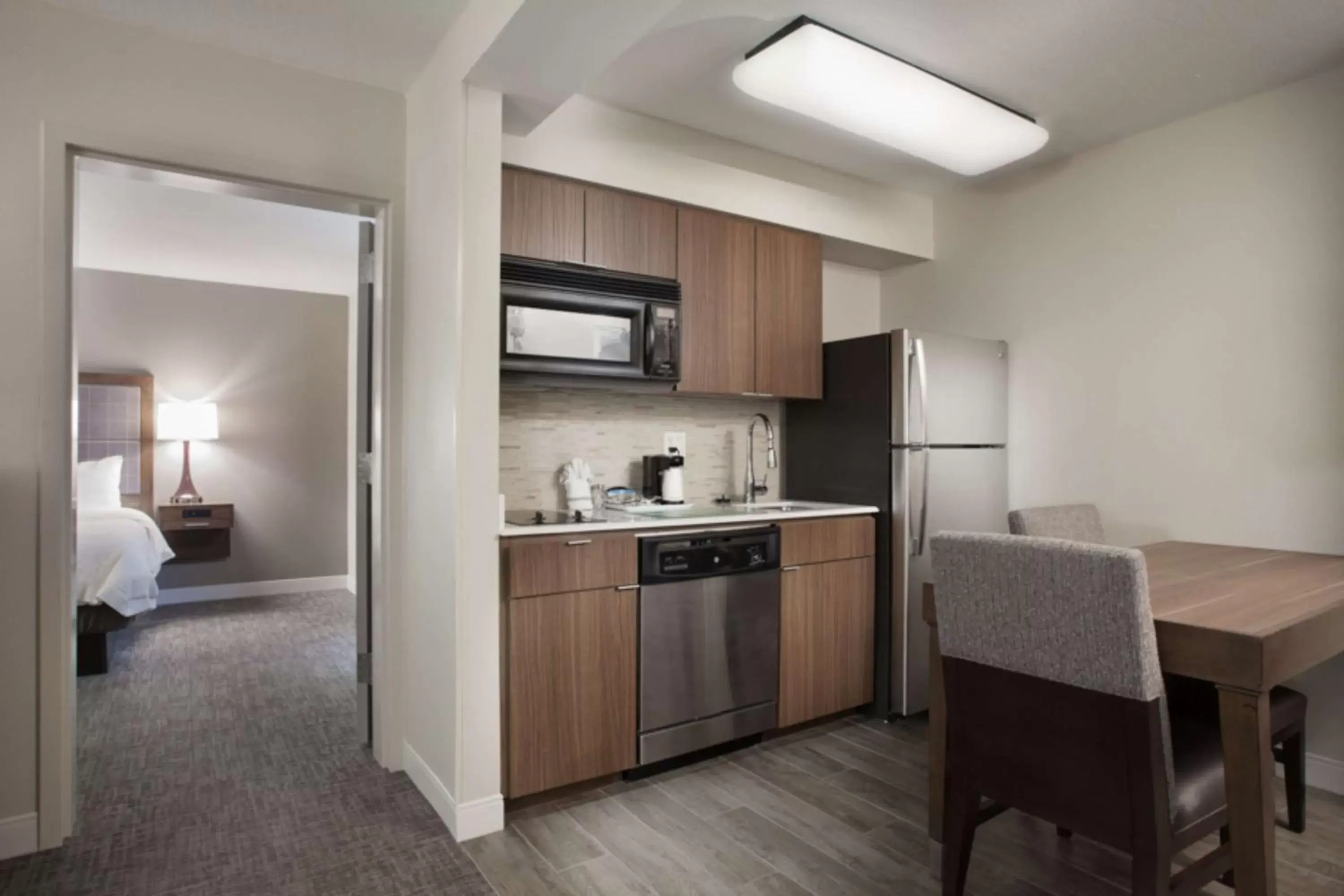 Living room, Kitchen/Kitchenette in Hampton Inn & Suites Dallas DFW Airport North Grapevine