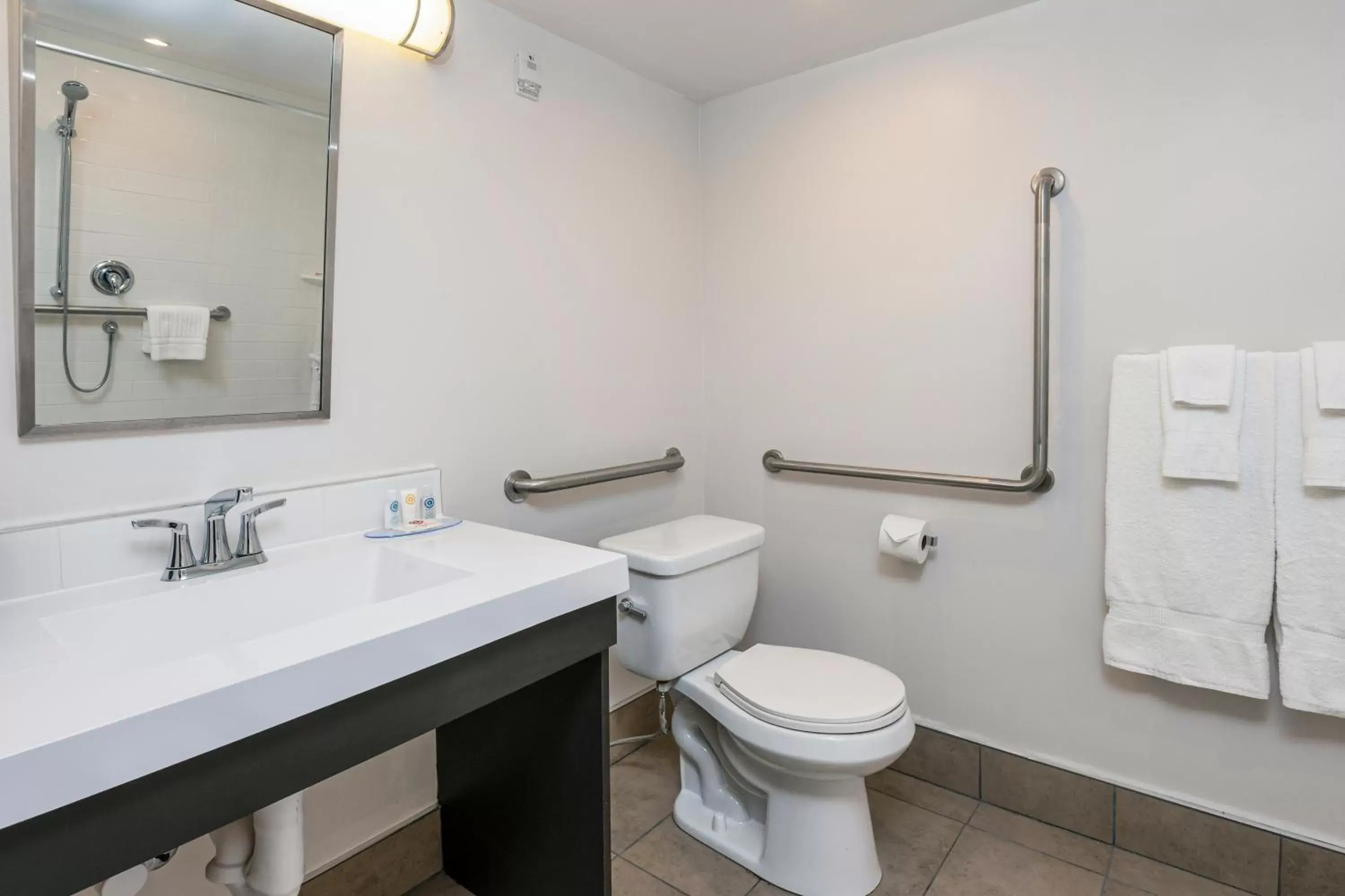 Bathroom in Comfort Suites Kingston Central