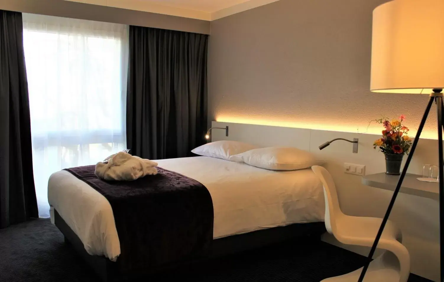 Photo of the whole room, Bed in Mercure Biel