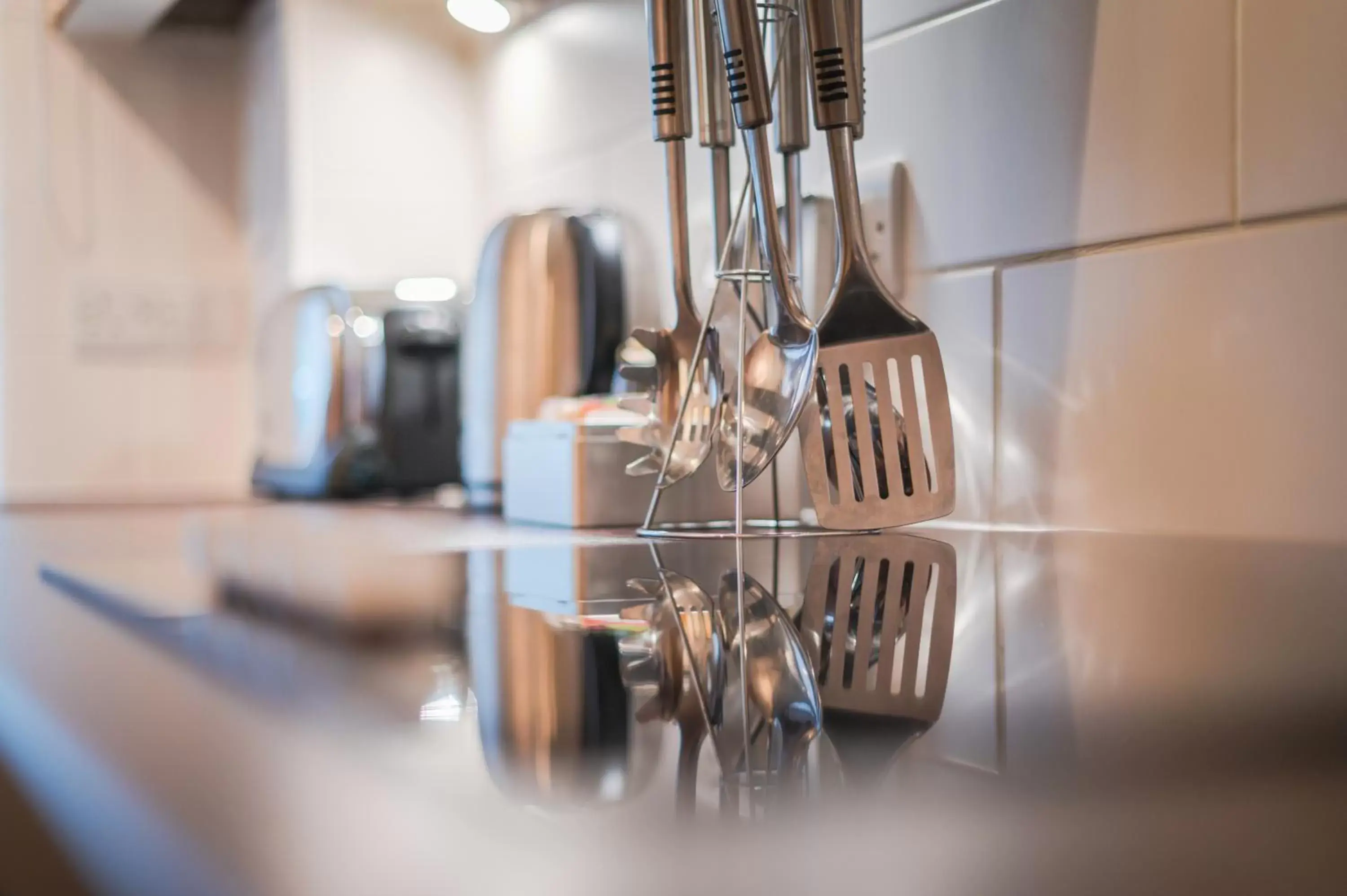 Kitchen or kitchenette in The Knight Residence by Mansley