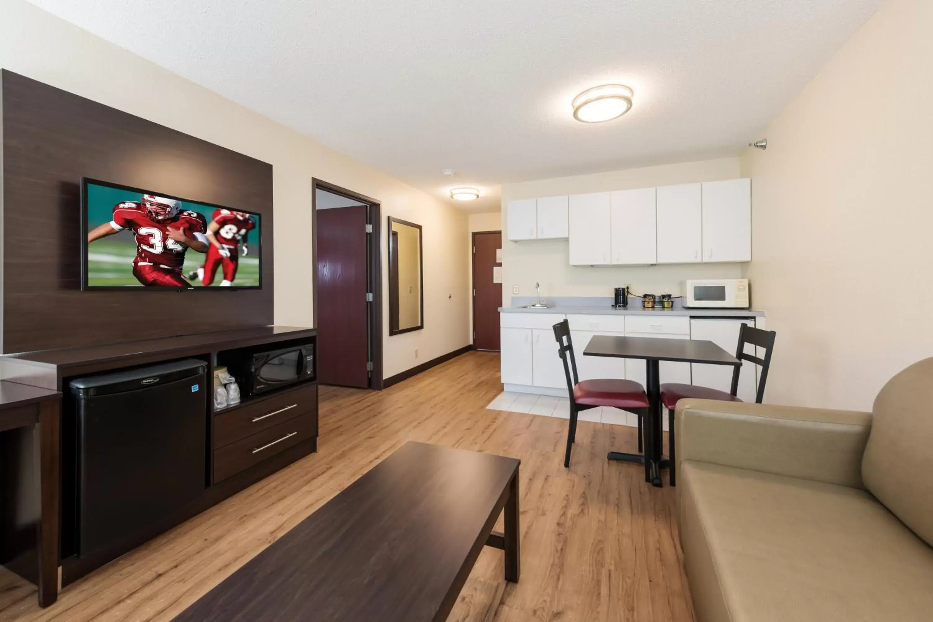 Photo of the whole room, Seating Area in Red Roof Inn Auburn