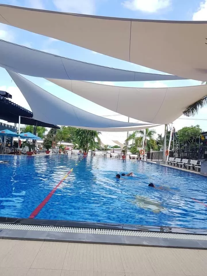 Swimming pool in D'Villa Hotel - Homestay