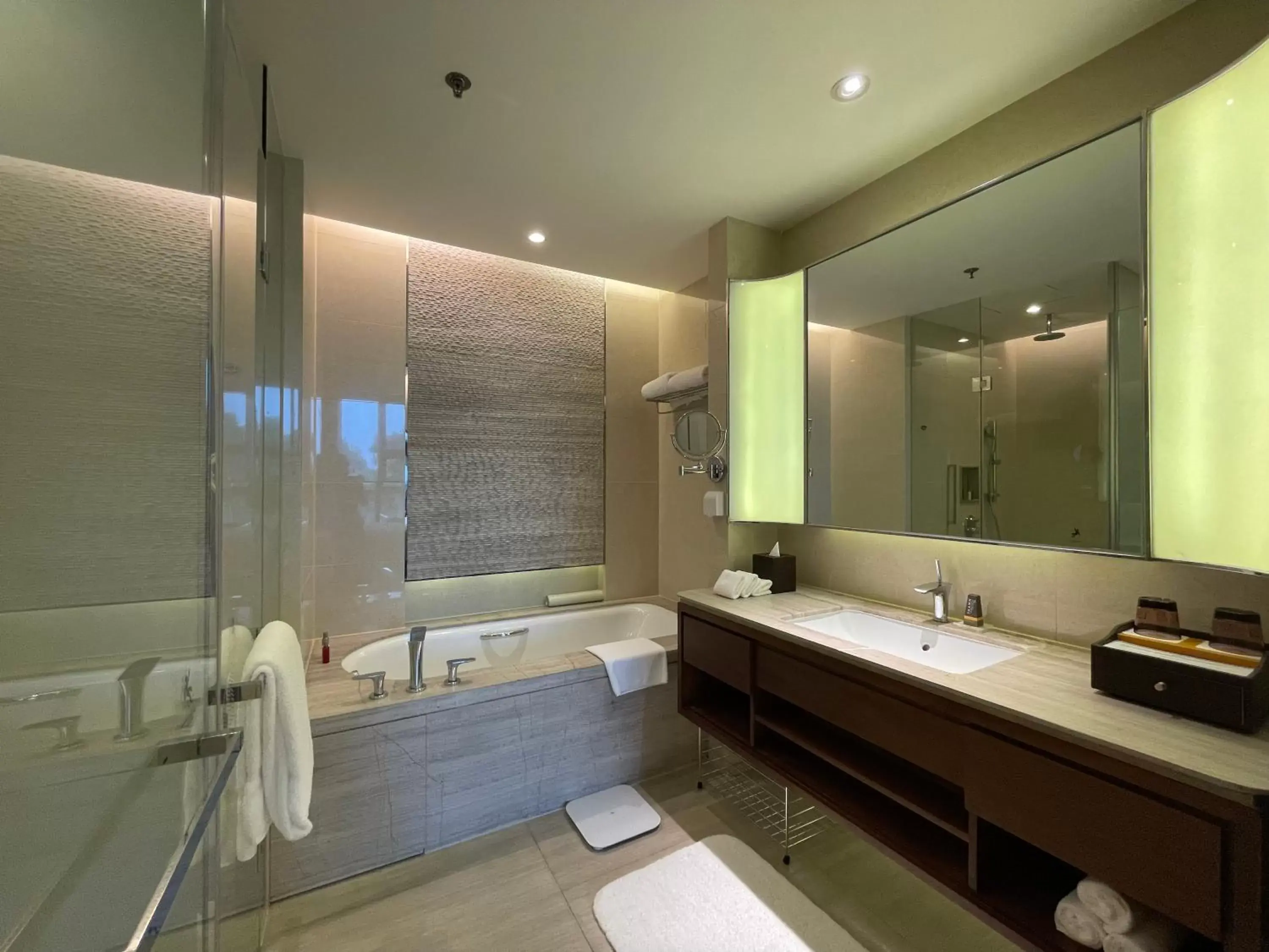 Hot Tub, Bathroom in The OCT Harbour, Shenzhen - Marriott Executive Apartments