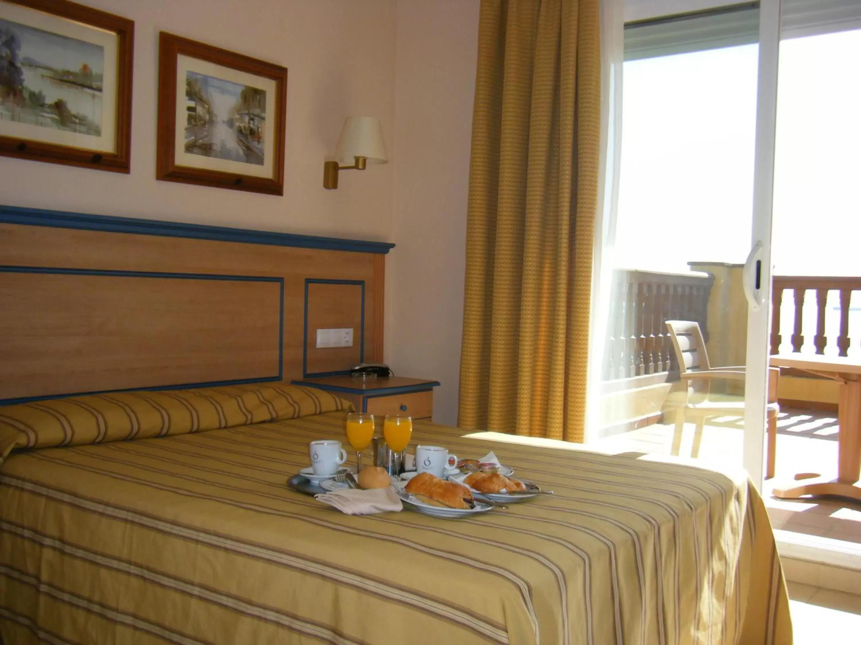 Bed, Restaurant/Places to Eat in Hotel Mirador