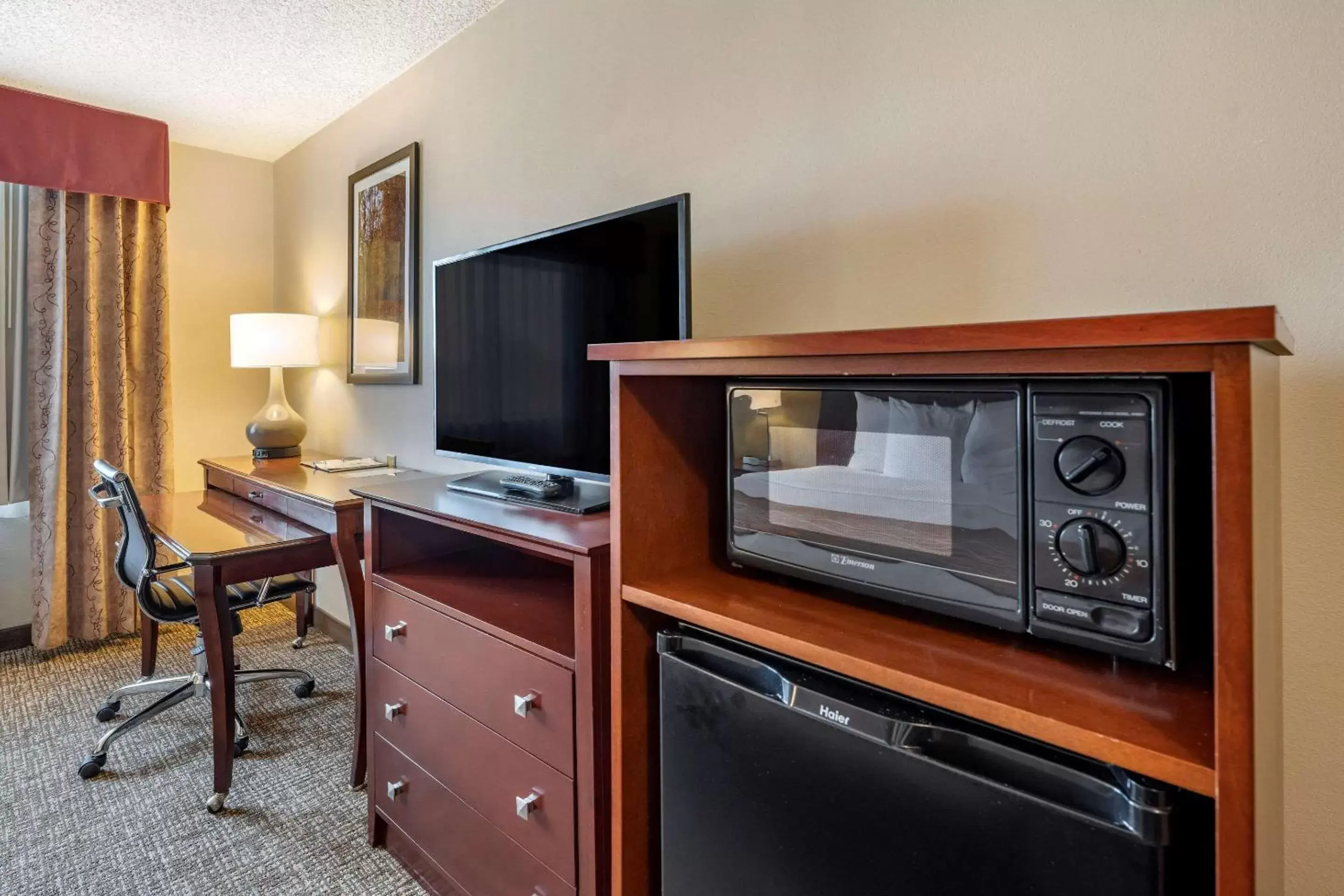 Photo of the whole room, TV/Entertainment Center in Comfort Inn & Suites Kelso - Longview