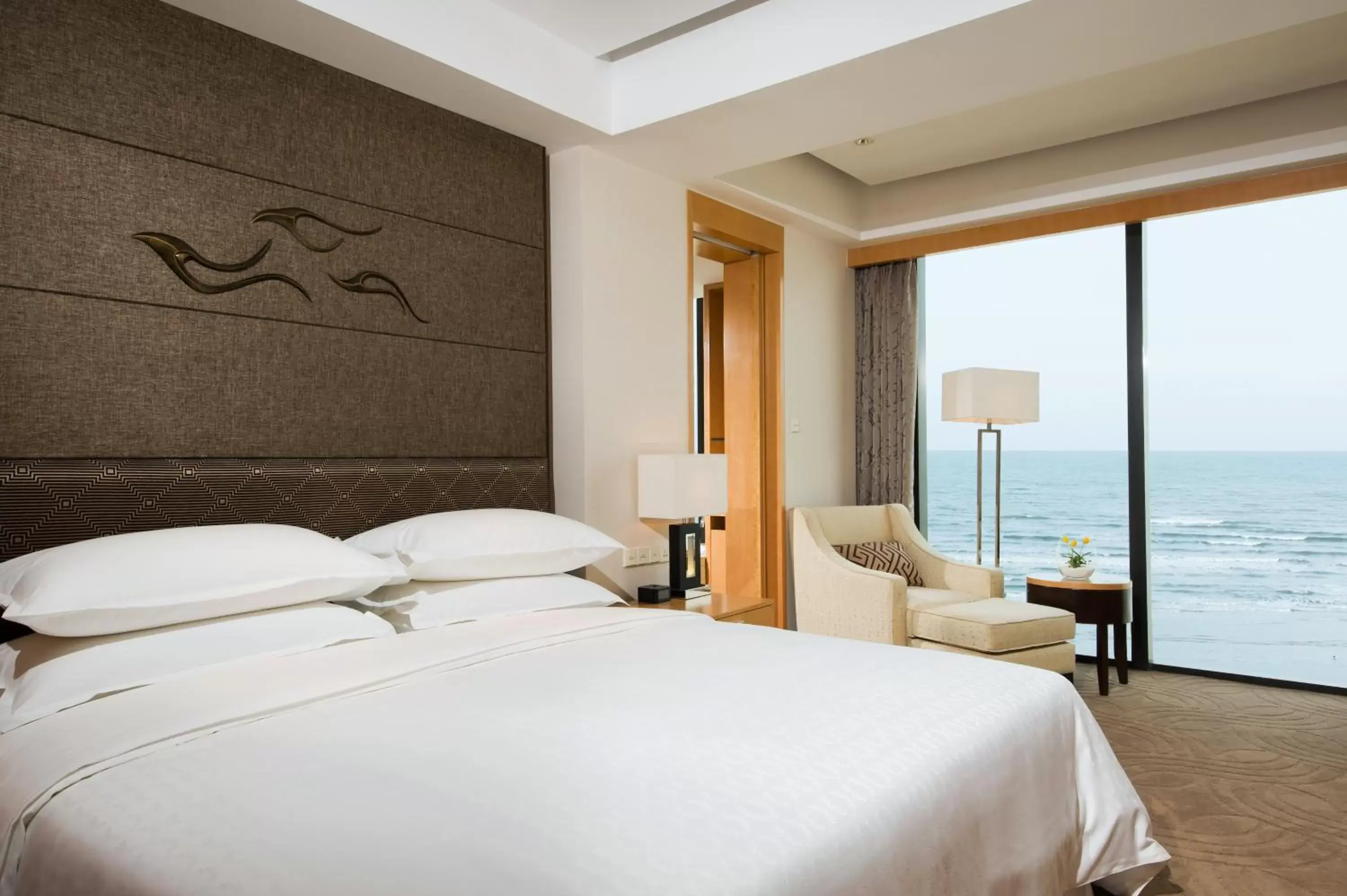 Bedroom, Bed in Sheraton Yantai Golden Beach Resort