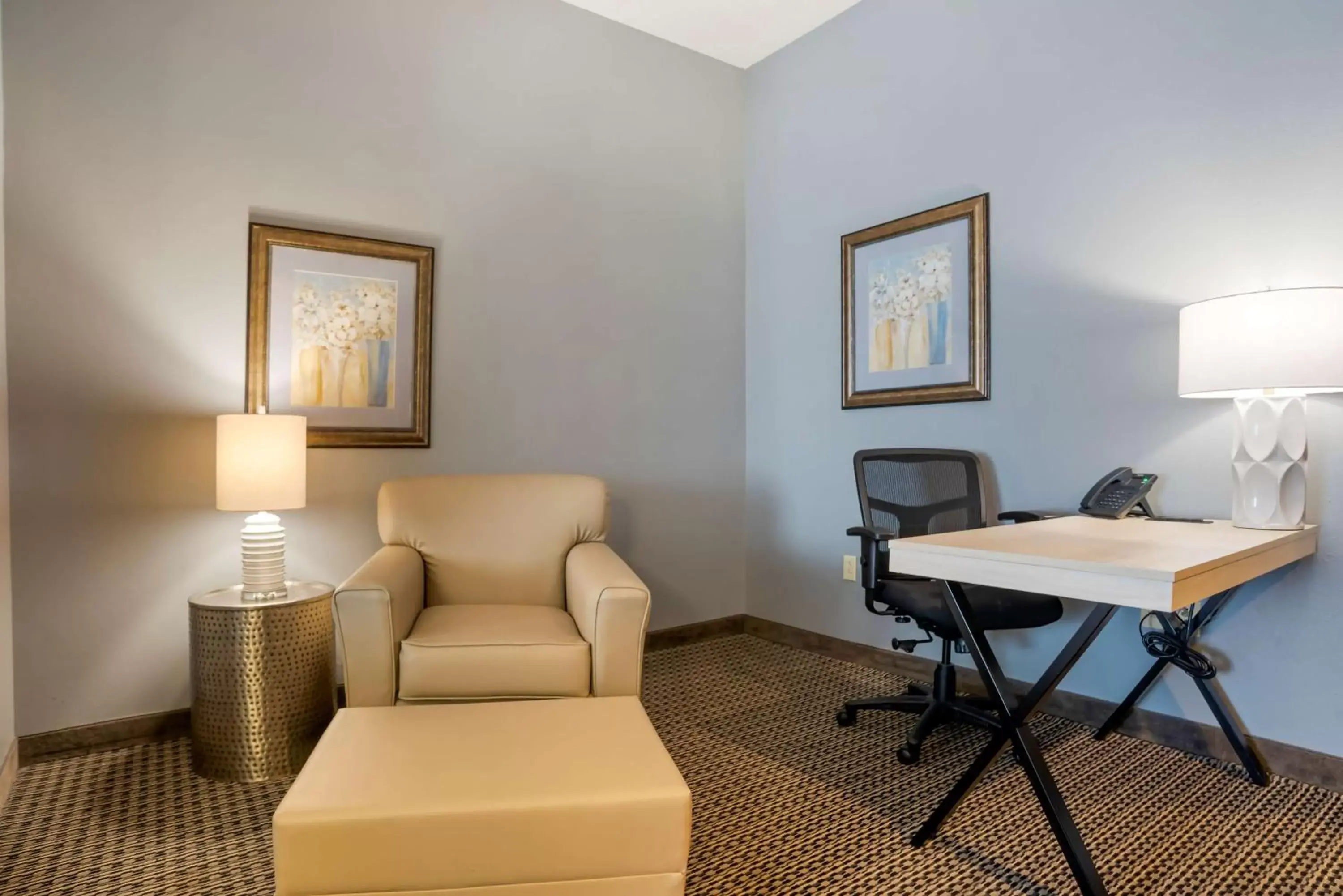 Bedroom, Seating Area in Best Western Plus Two Rivers Hotel & Suites