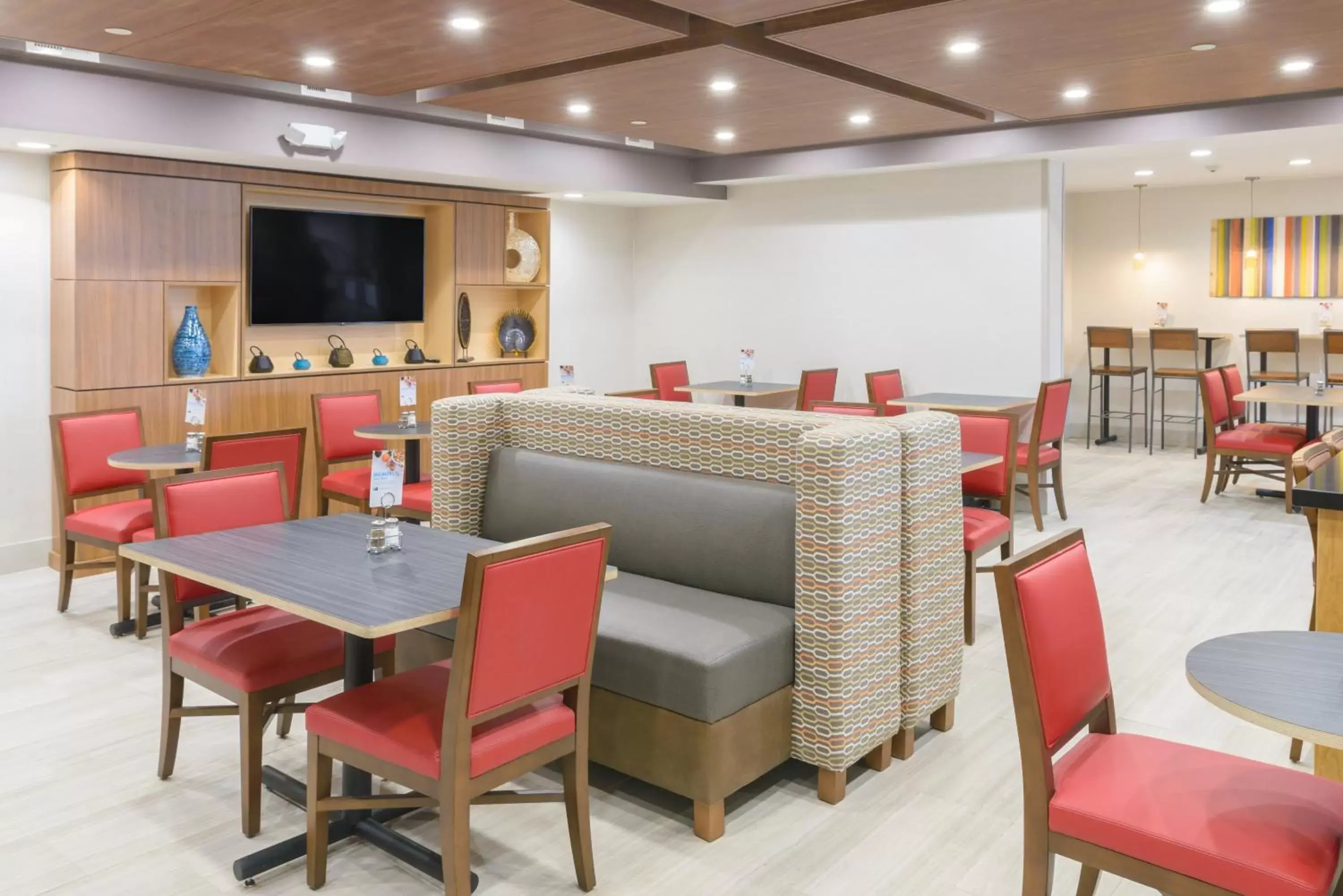 Breakfast, Restaurant/Places to Eat in Holiday Inn Express Southington, an IHG Hotel