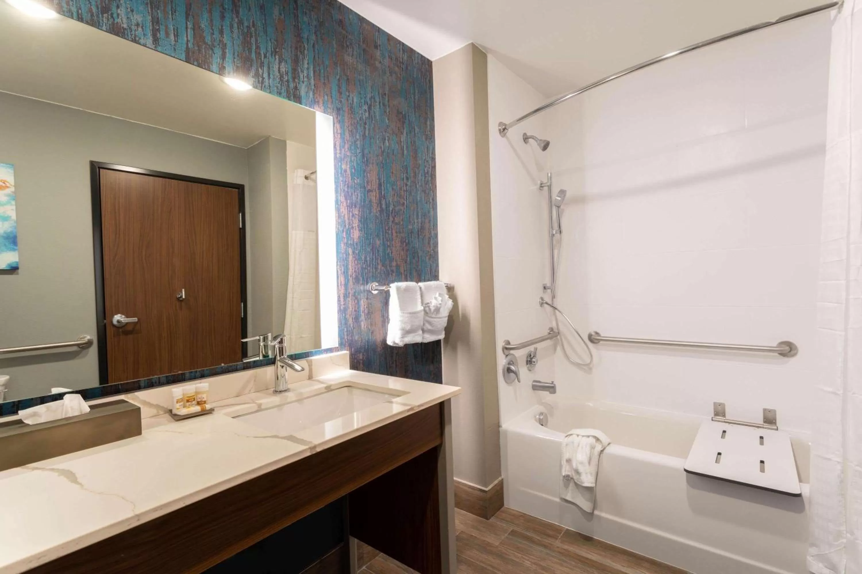 Bathroom in La Quinta Inn & Suites Limon by Wyndham