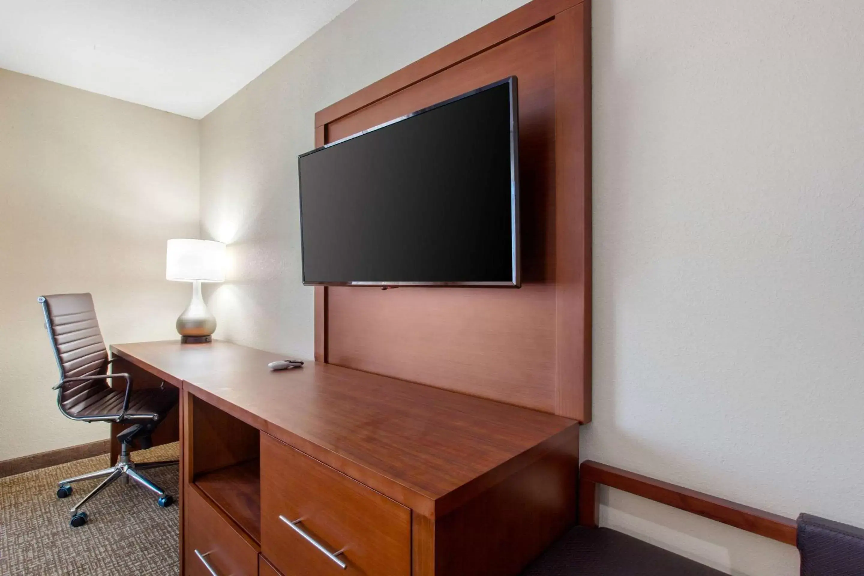 Photo of the whole room, TV/Entertainment Center in Comfort Inn & Suites Pinetop Show Low