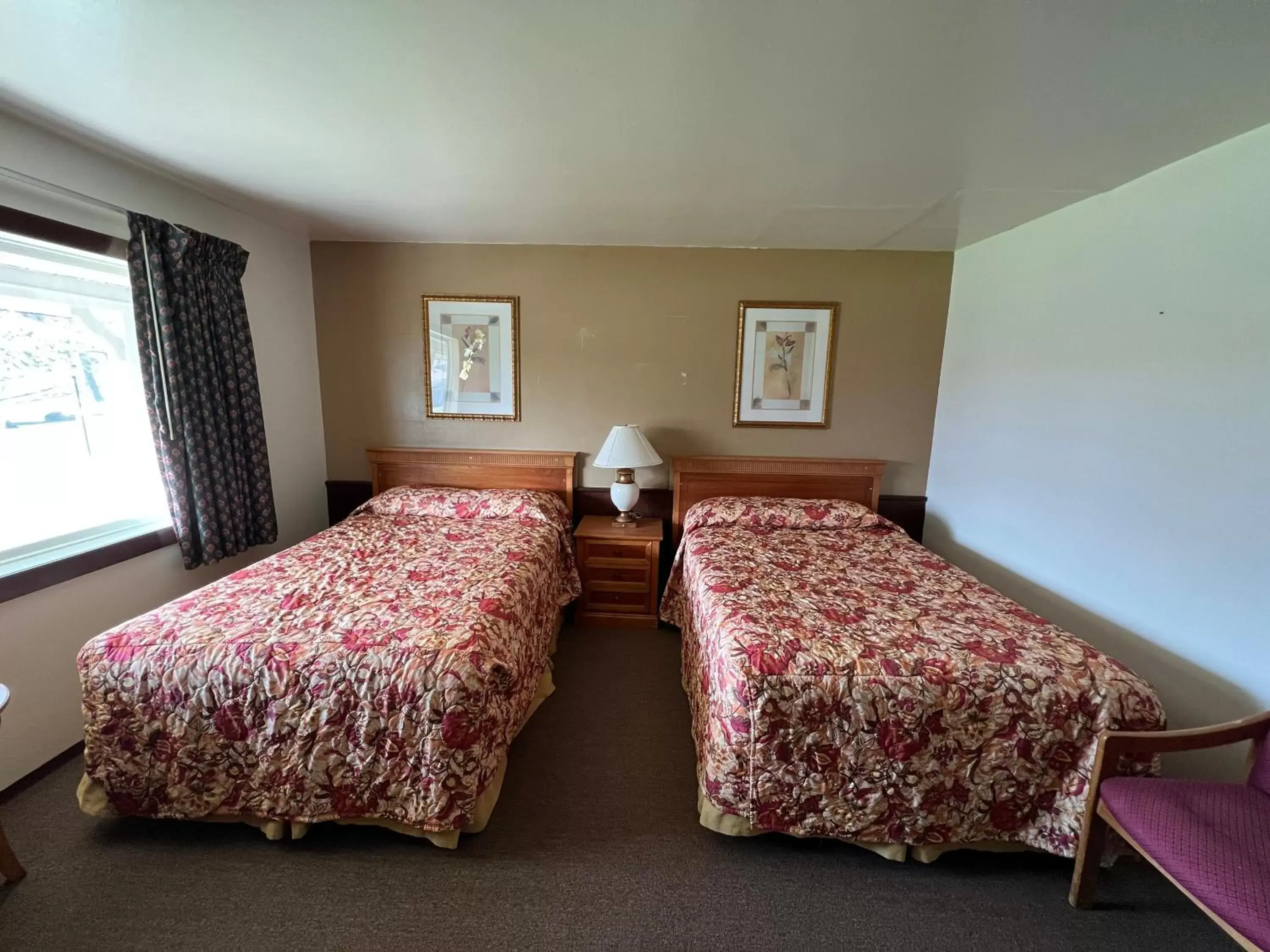 Bedroom, Bed in Spinning Wheel Motel