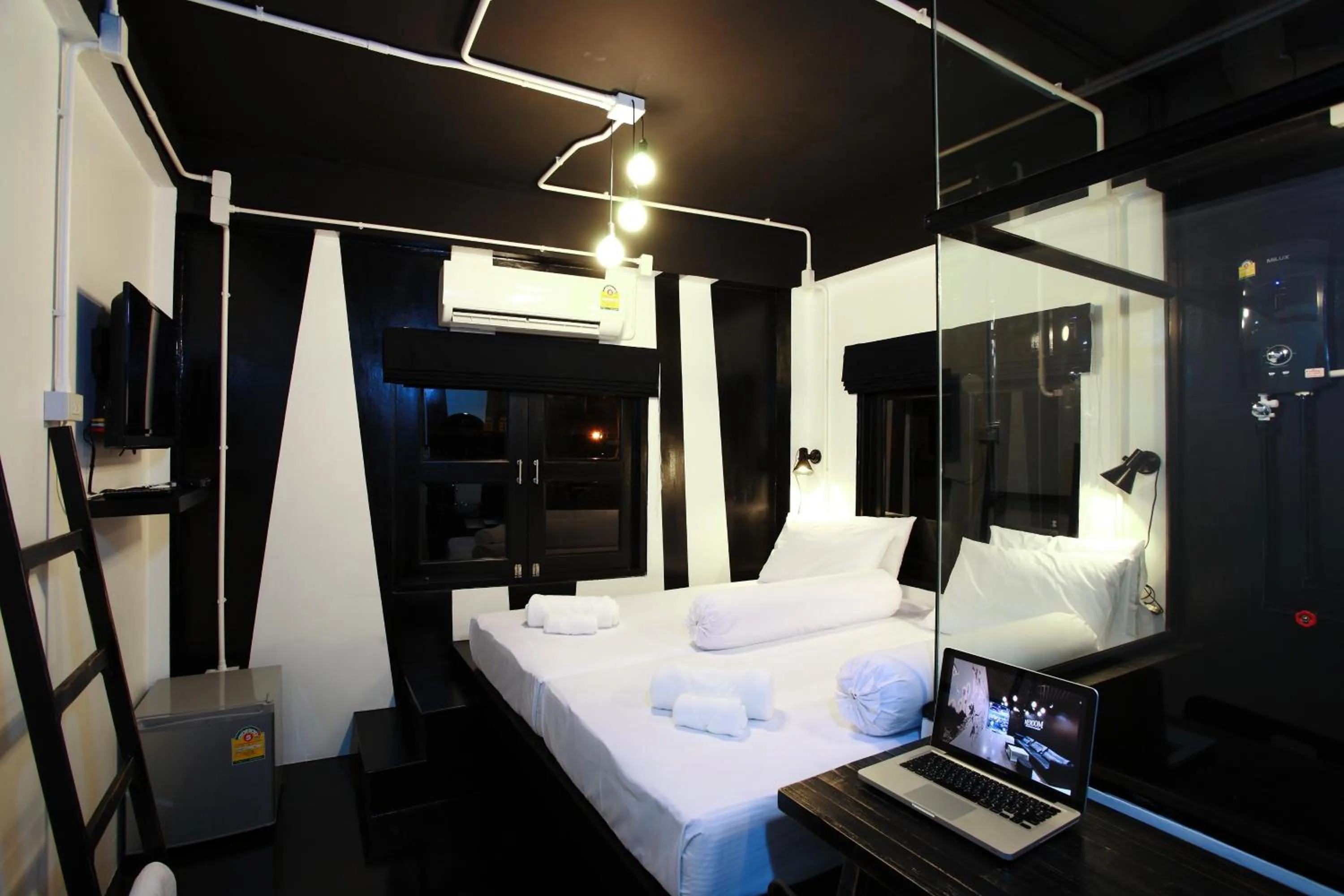 Photo of the whole room in Meroom