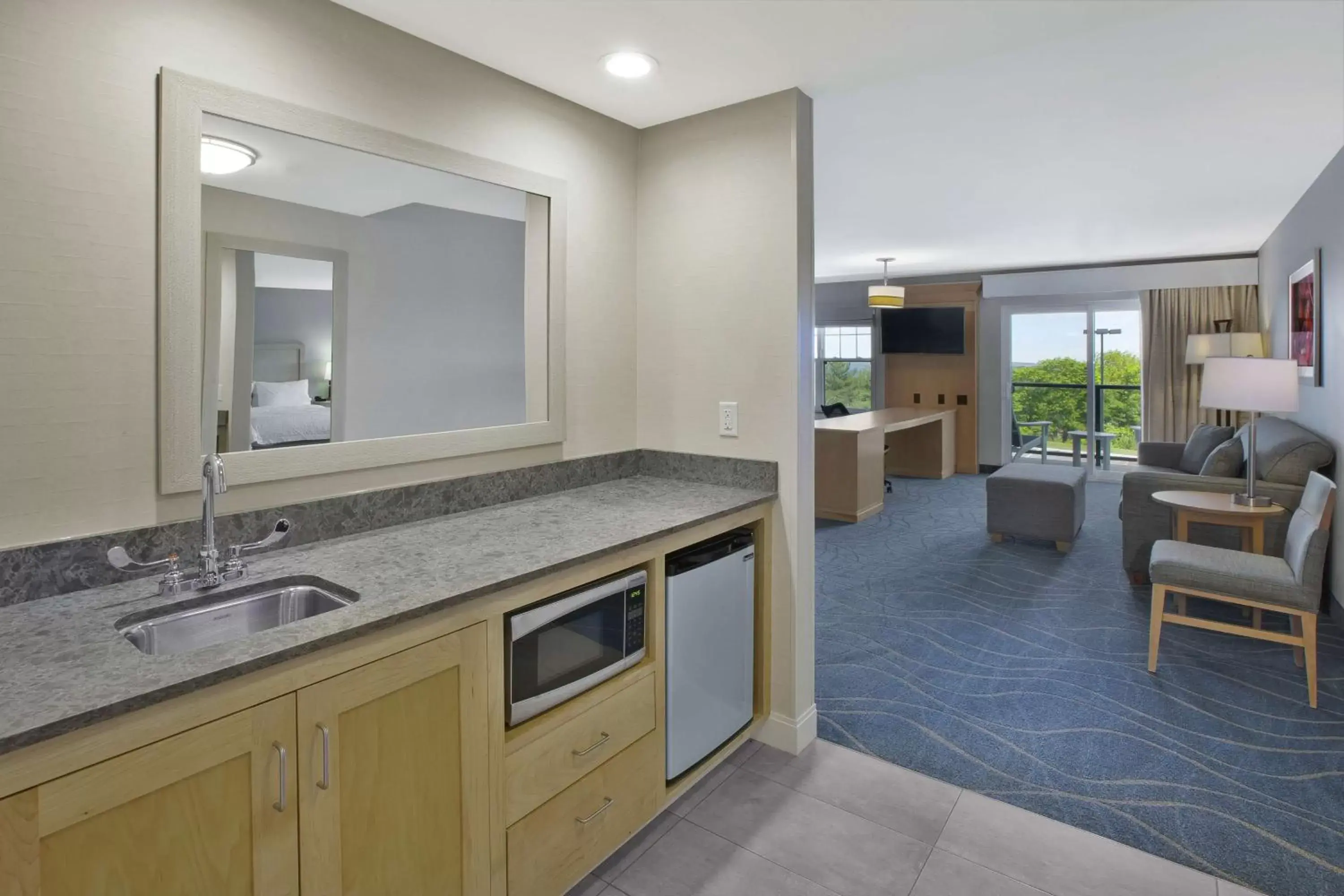 Photo of the whole room, Kitchen/Kitchenette in Hampton Inn By Hilton Bar Harbor