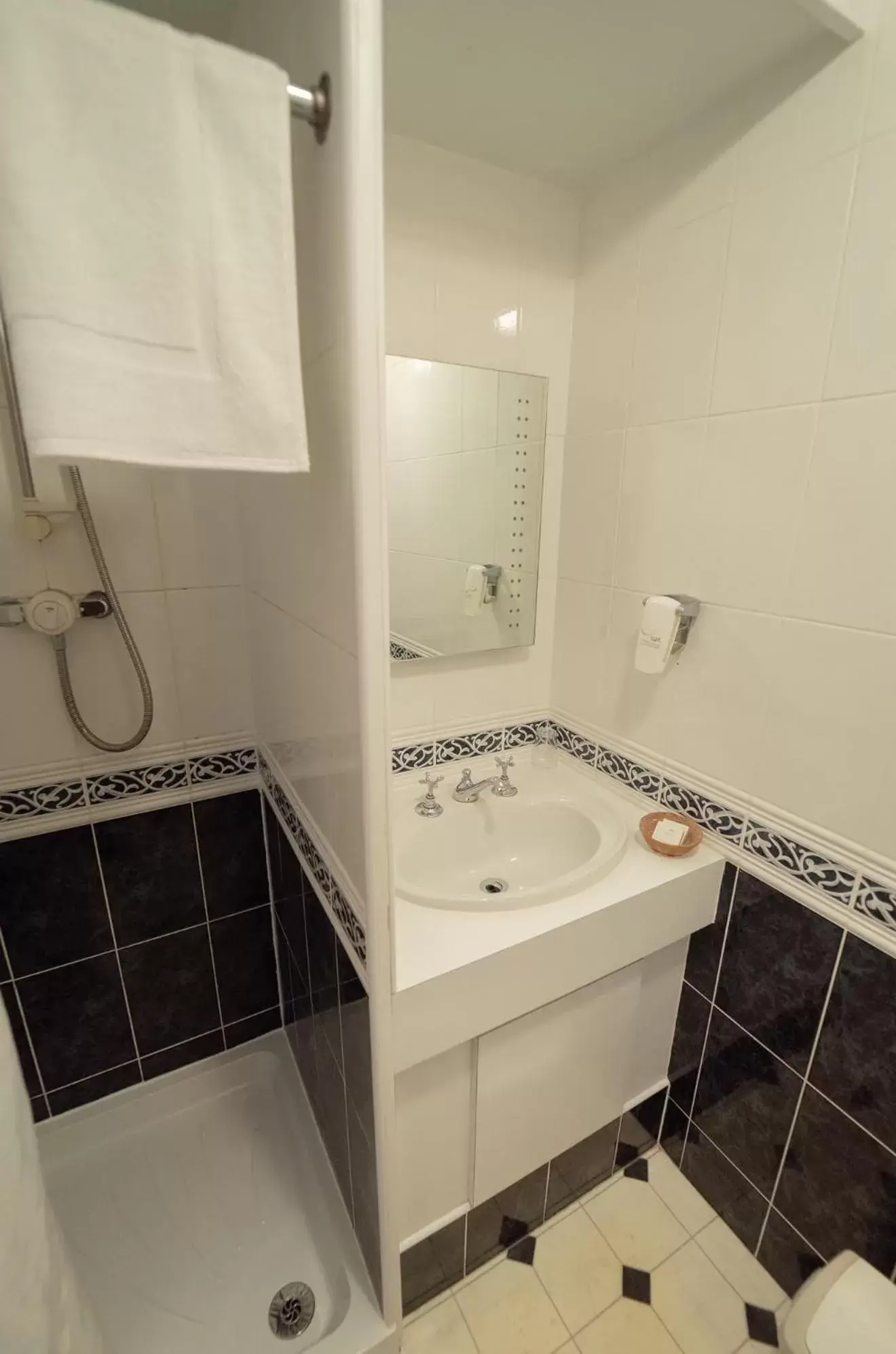 Twin Room with Private Bathroom - single occupancy in Littlebury Hotel Twin Room with Private Bathroom - single occupancy in Littlebury Hotel