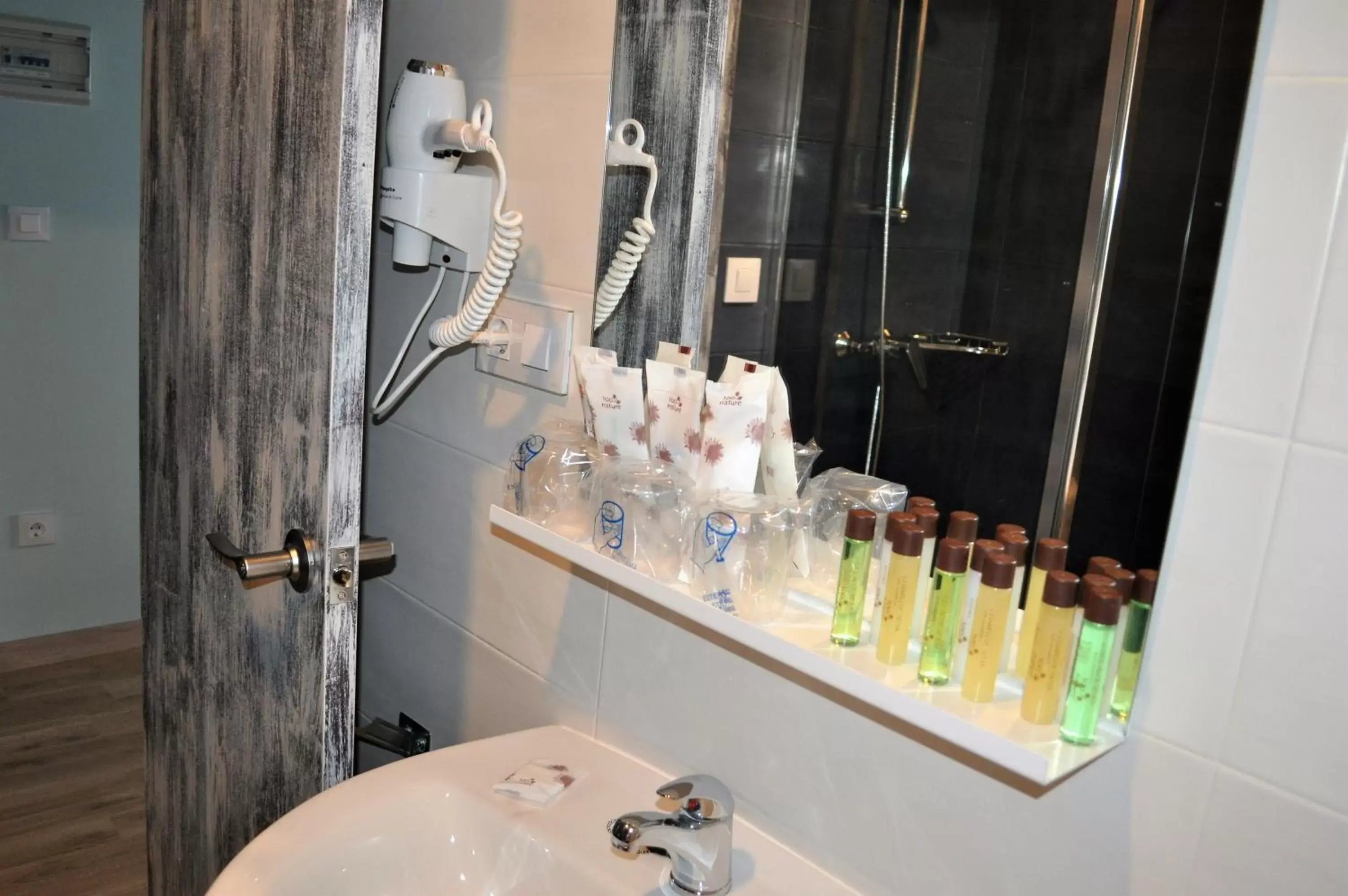 Shower, Bathroom in Hotel Celanova