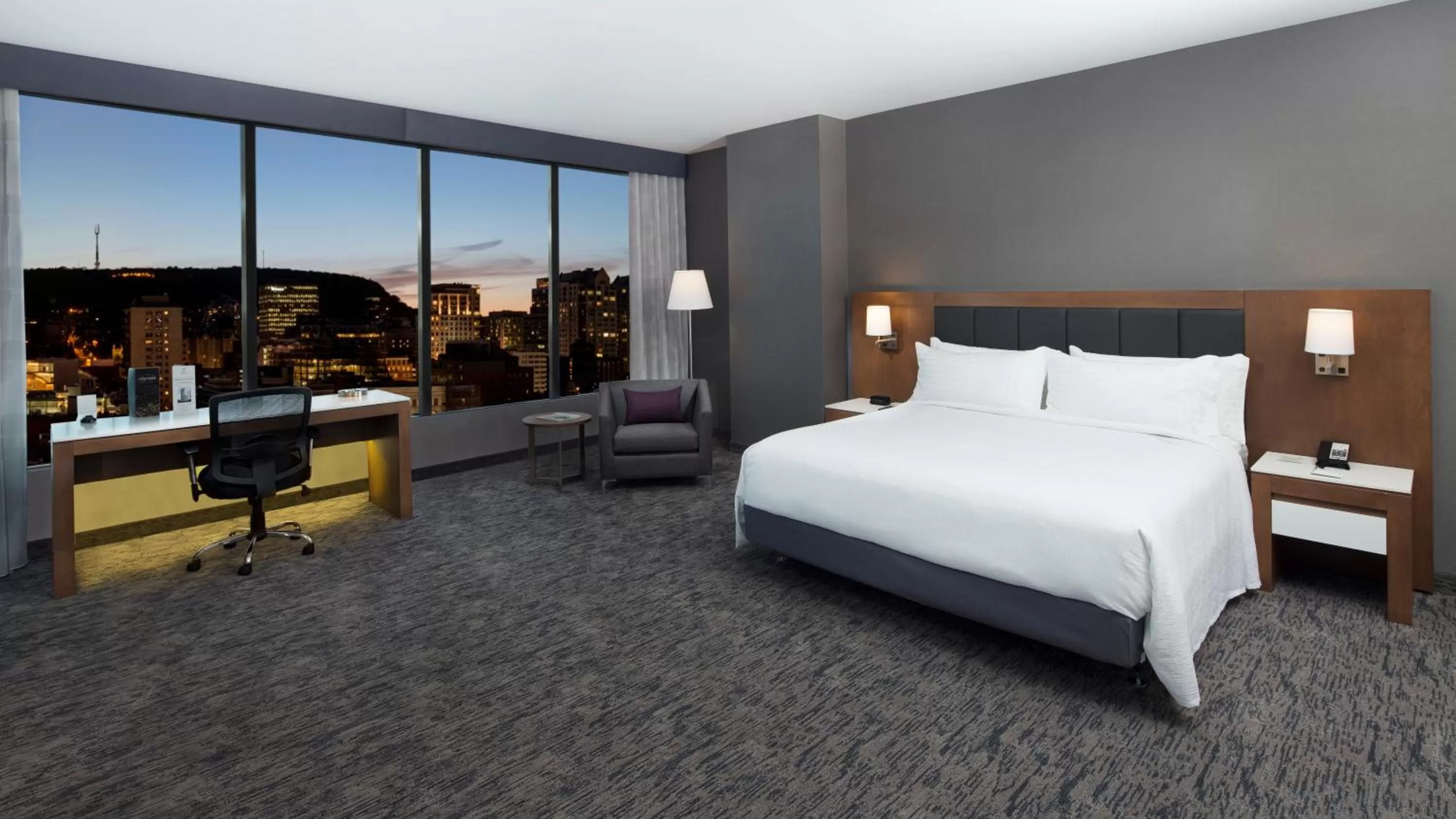 City view, Bed in Holiday Inn Hotel & Suites - Montreal Centre-ville Ouest by IHG