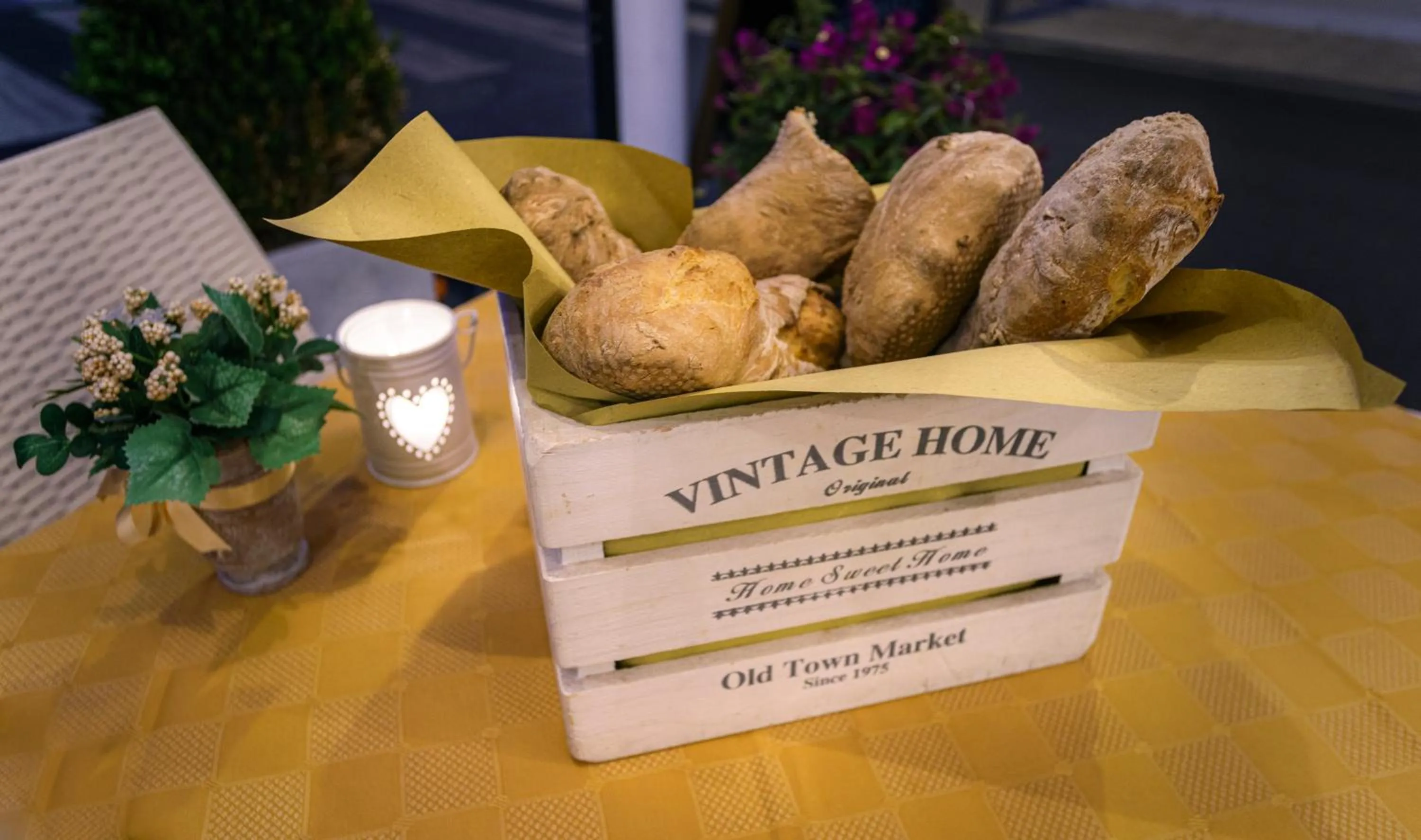 Restaurant/places to eat in Albergo La Lampara