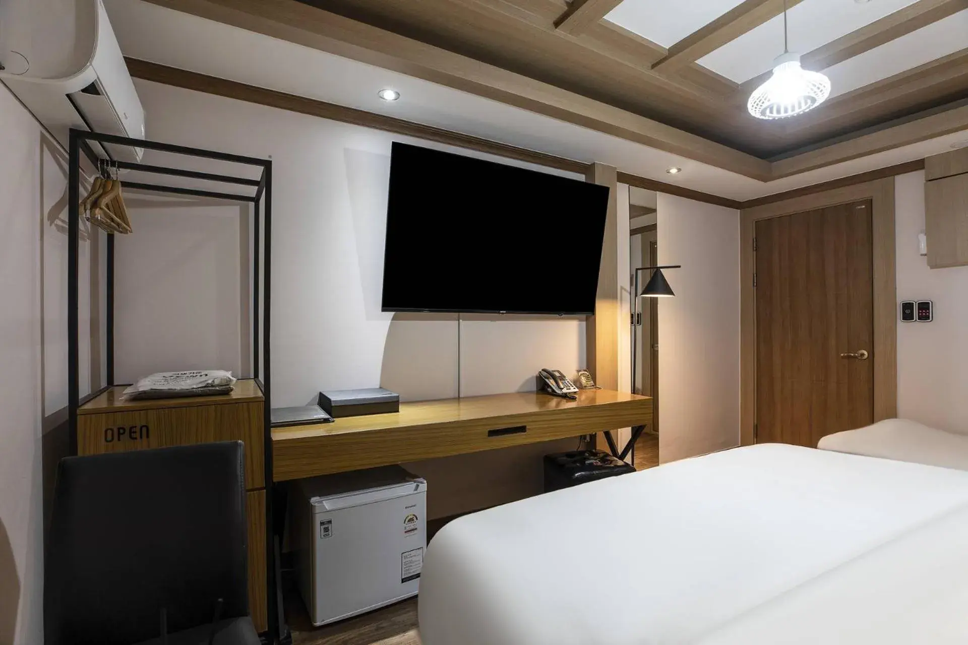 TV/Entertainment Center in Central Plaza Suwon Hotel