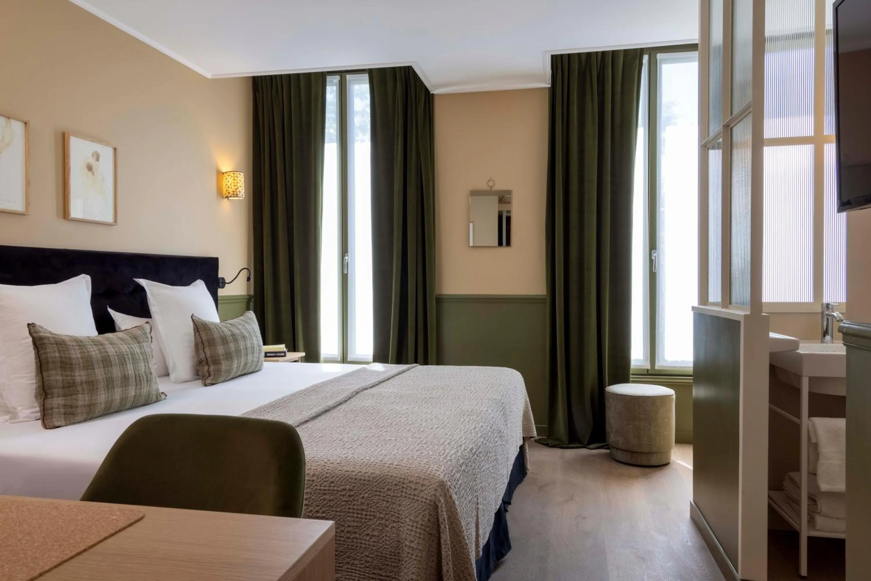 Property building, Bed in Le Petit Beaumarchais Hotel & Spa