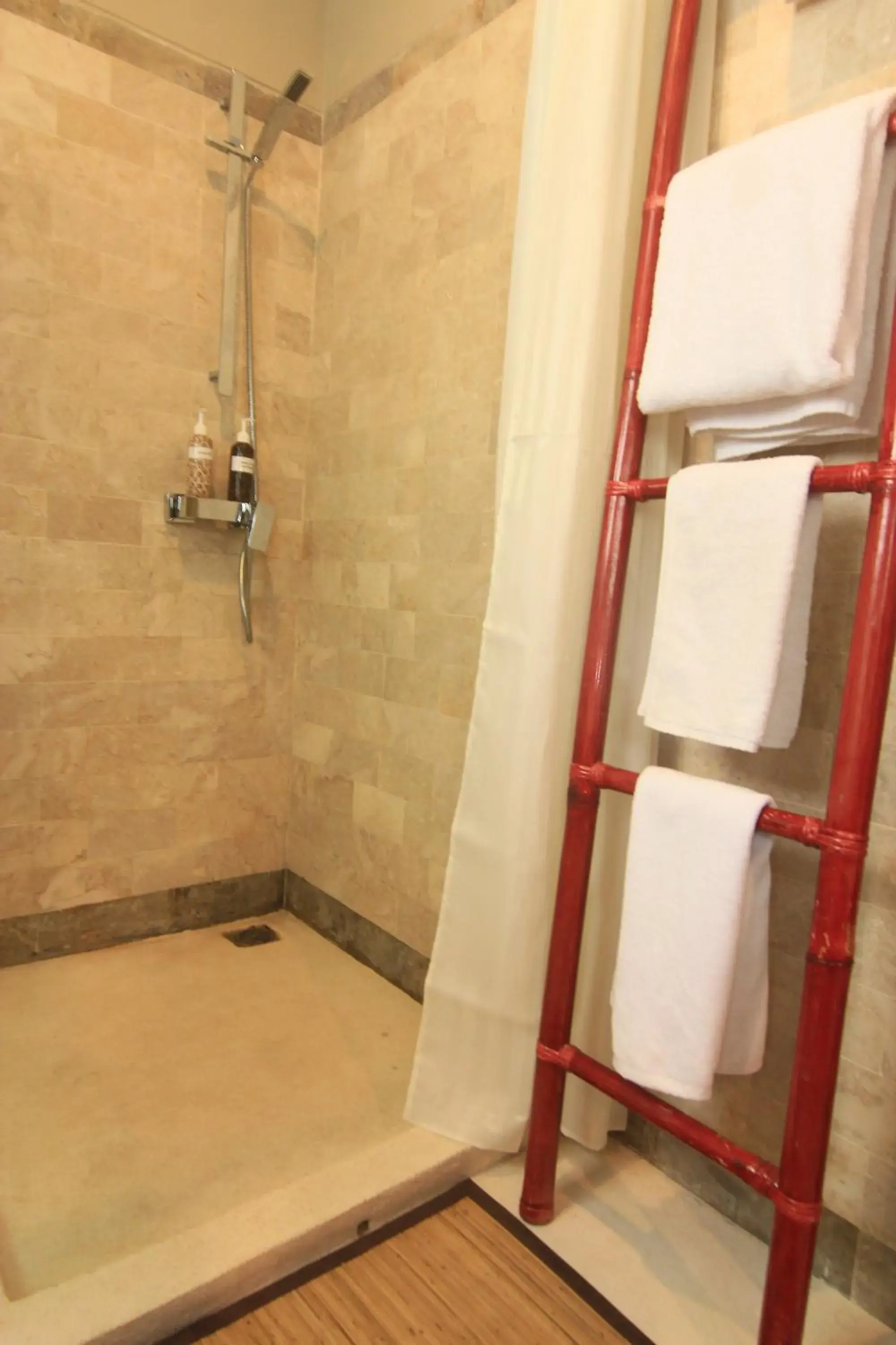 Shower, Bathroom in Kembali Lagi Guest House