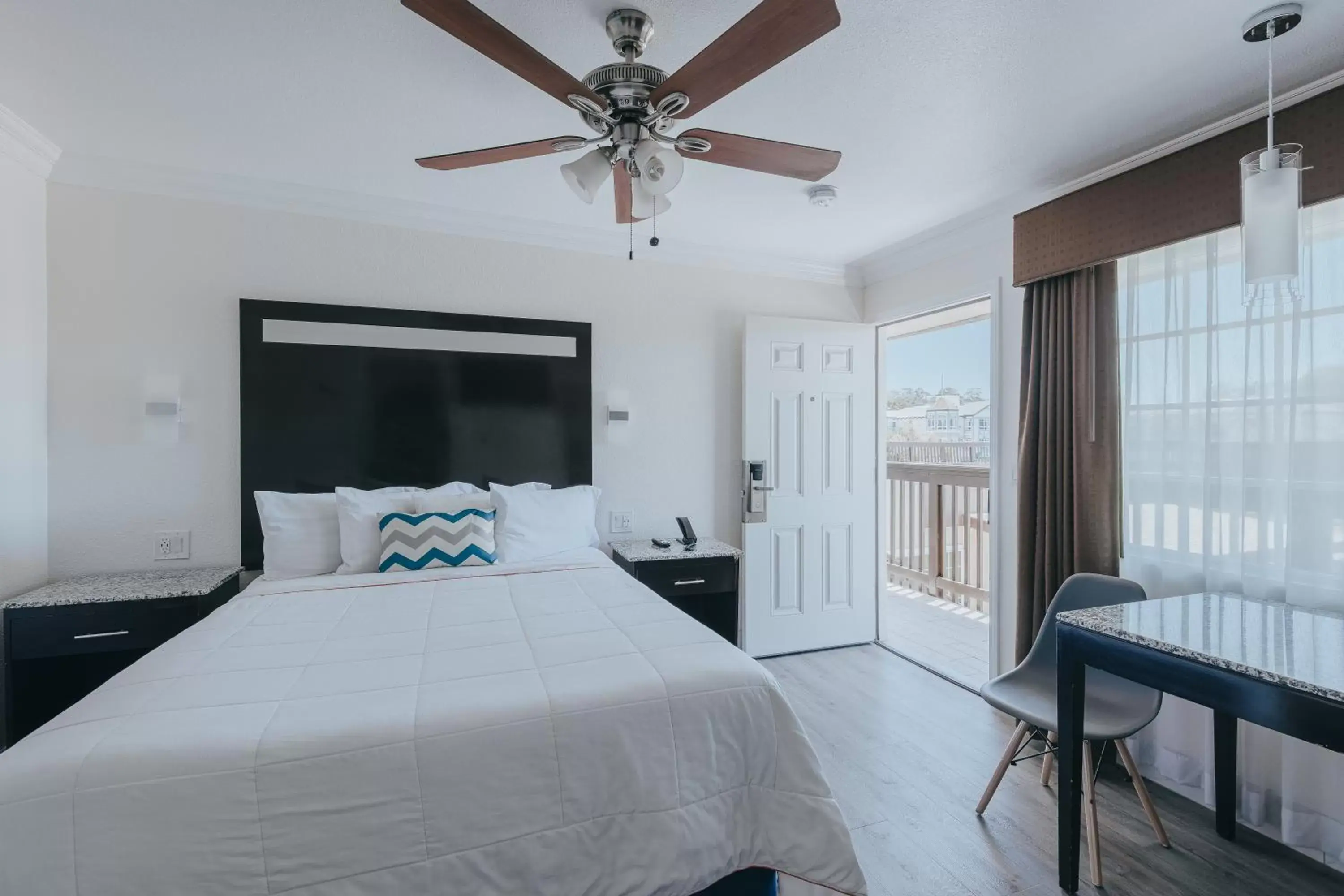 Bed in Sea Air Inn & Suites - Downtown - Restaurant Row