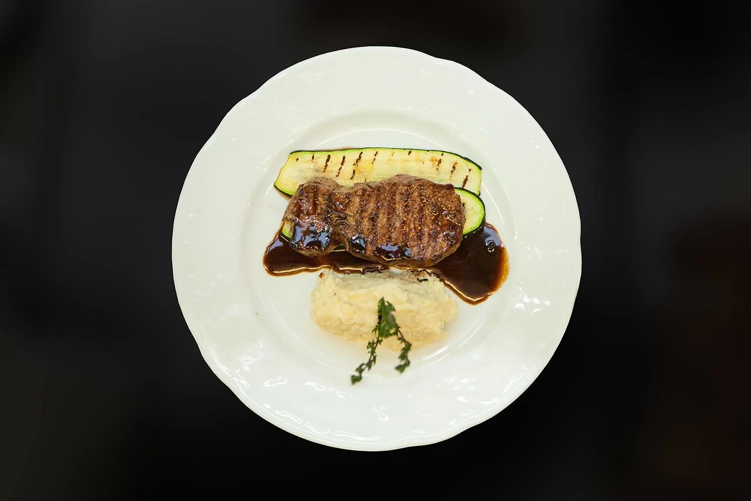 Restaurant/places to eat in Central Hotel bel étage