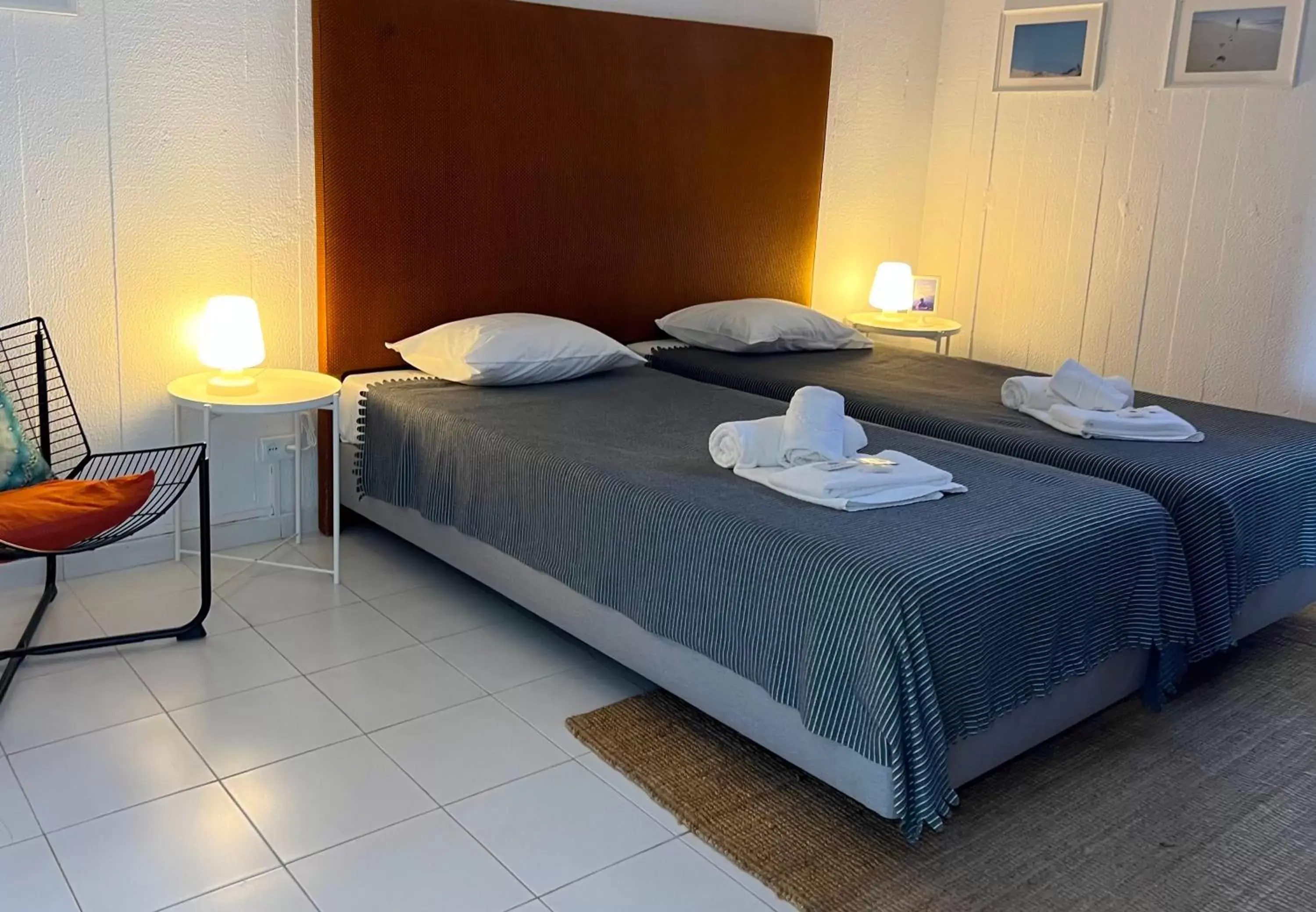 Bed in Pine House - Faro Airport, Beach and City Center