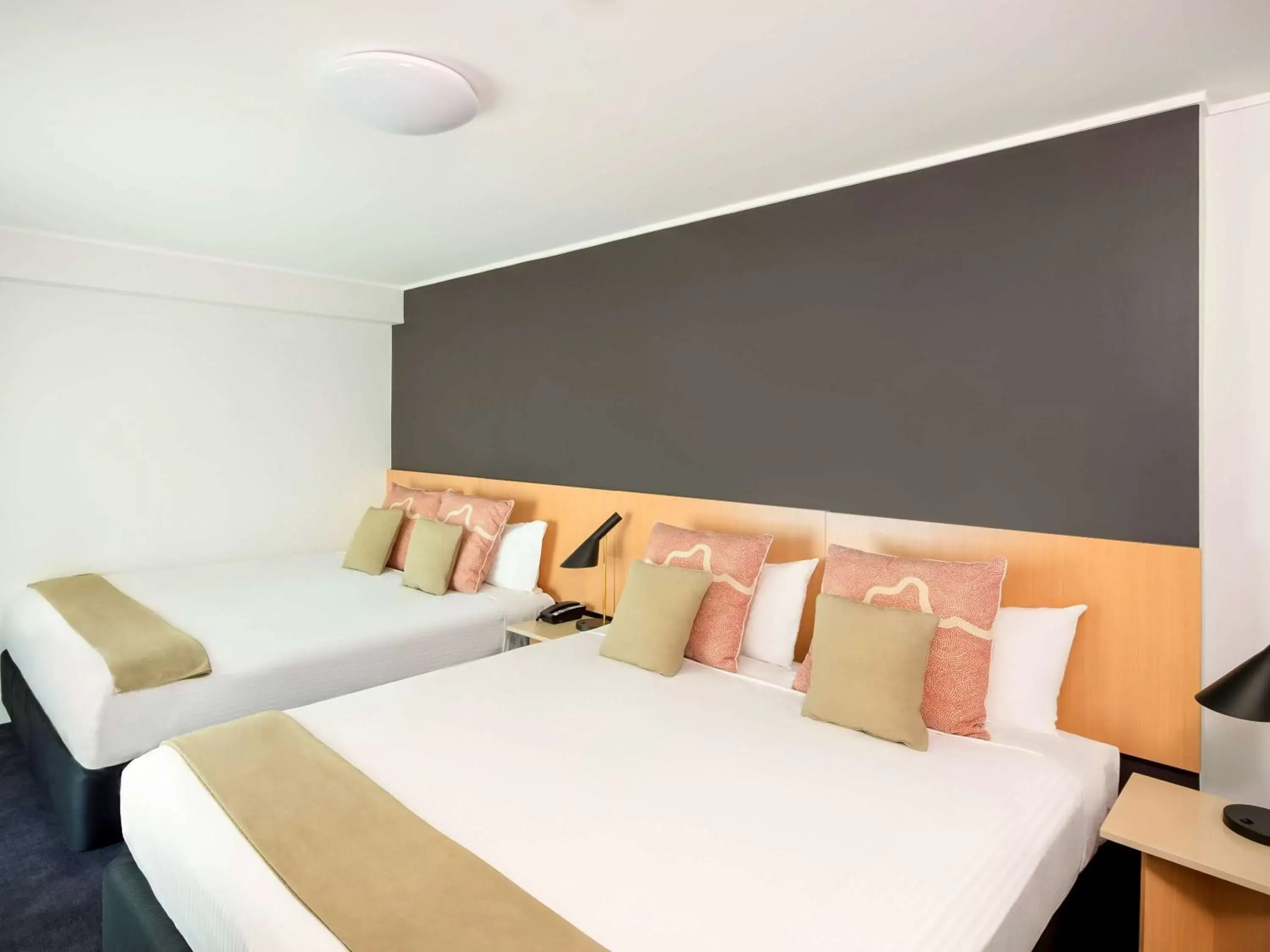 Photo of the whole room, Bed in ibis Sydney World Square