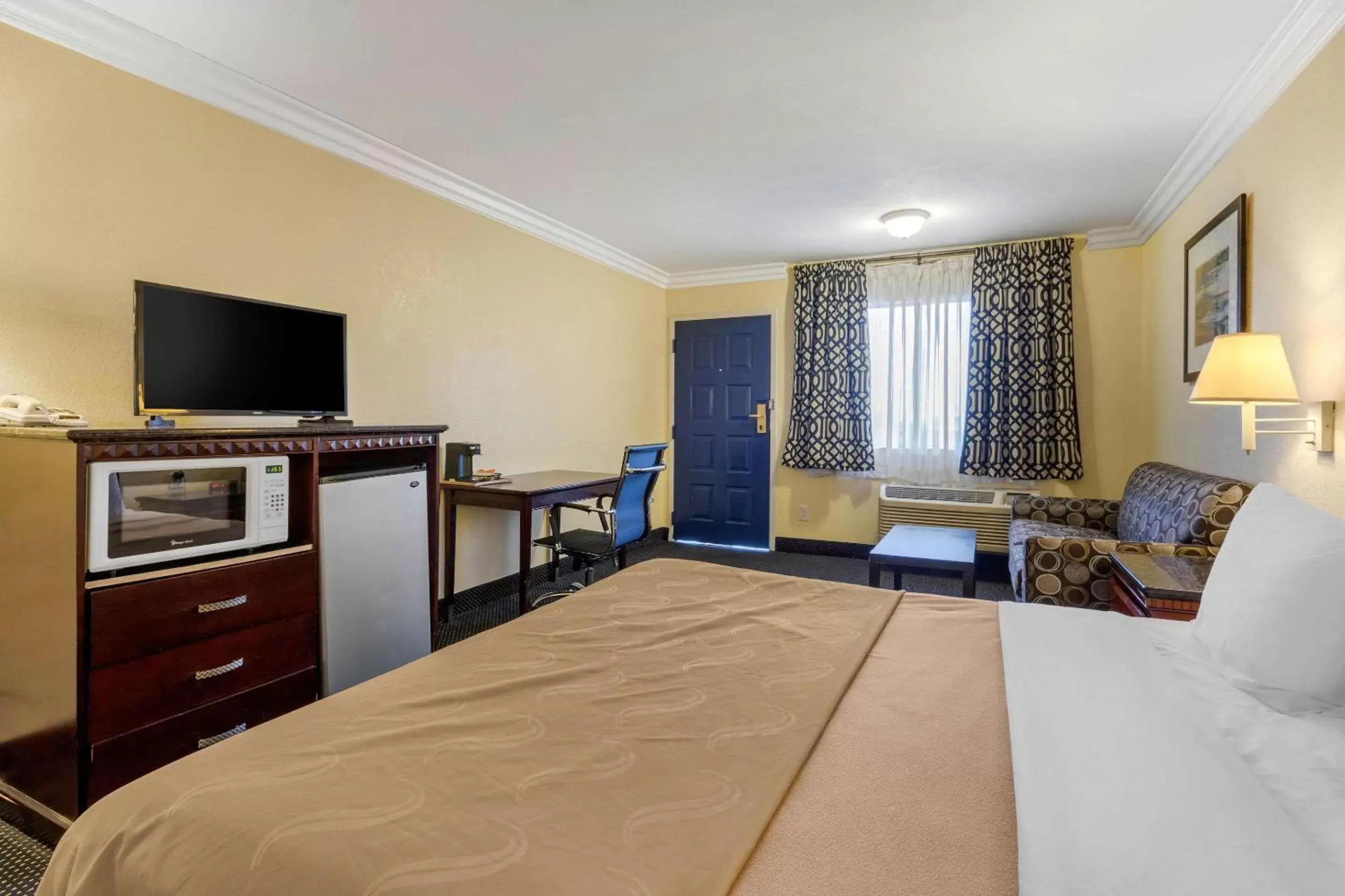 Photo of the whole room, TV/Entertainment Center in Quality Inn Lomita-Los Angeles South Bay