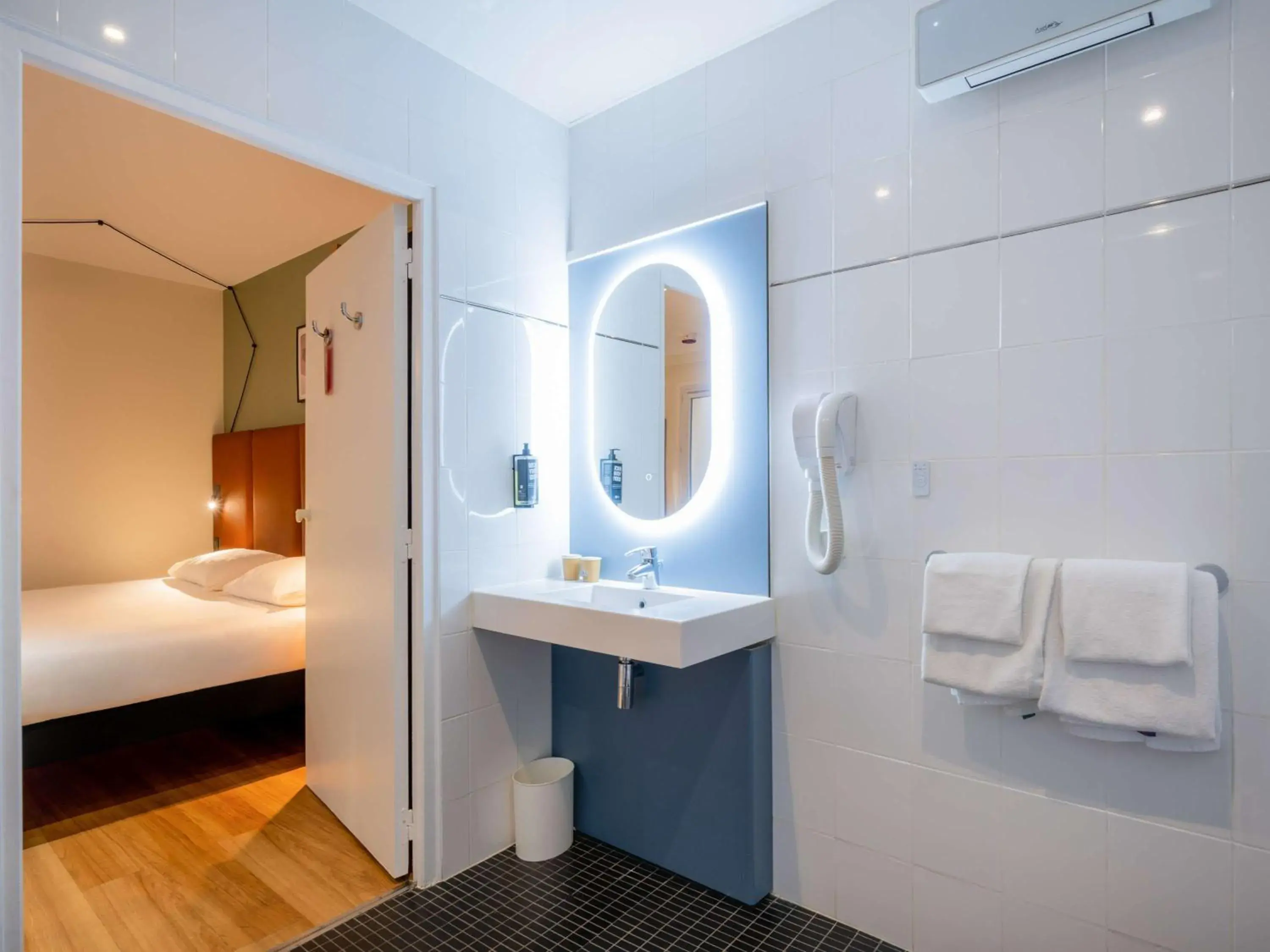 Bathroom in Hotel ibis Paris Pere Lachaise