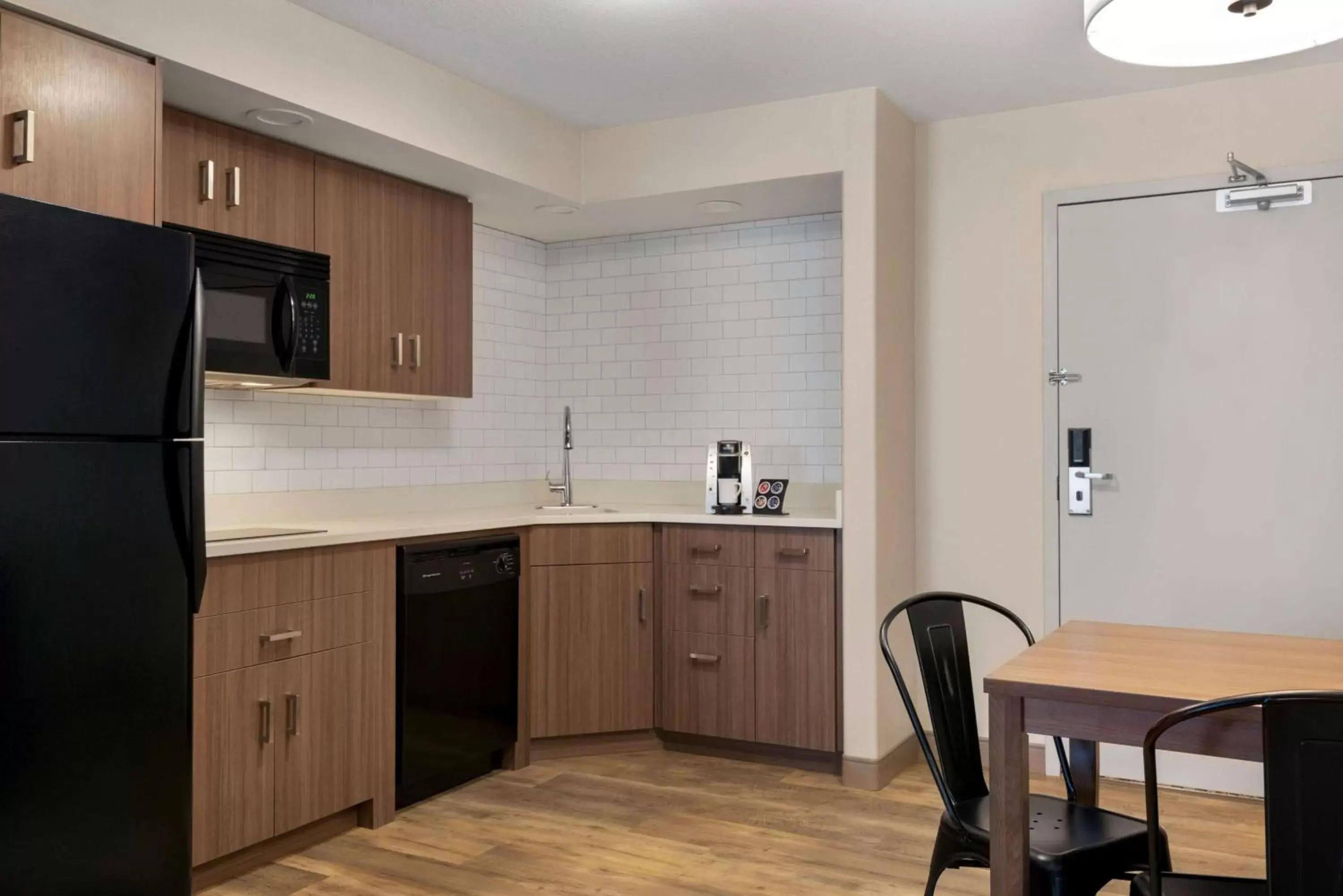 Photo of the whole room, Kitchen/Kitchenette in Ramada by Wyndham Airdrie Hotel & Suites