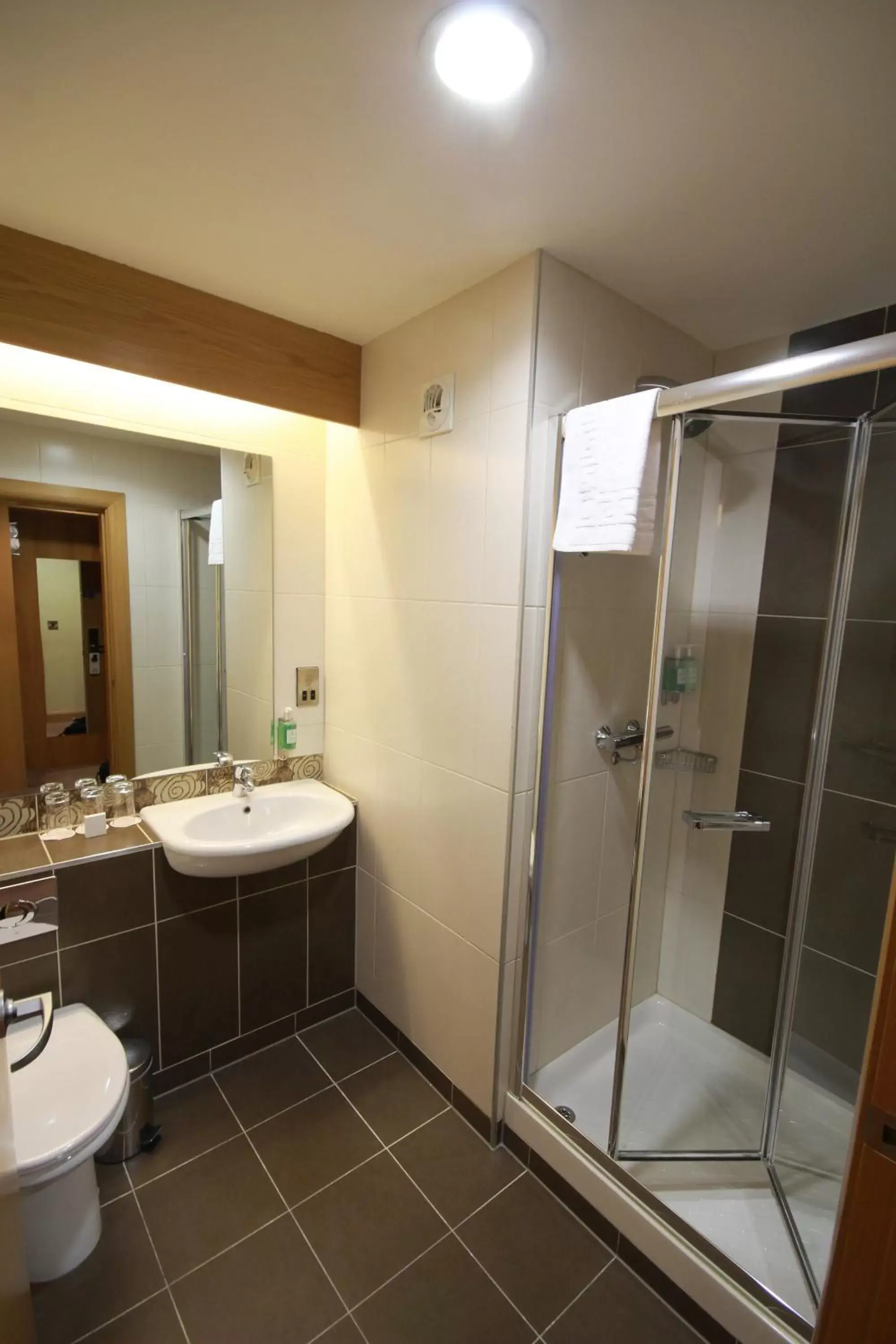 Shower, Bathroom in Belmore Court & Motel