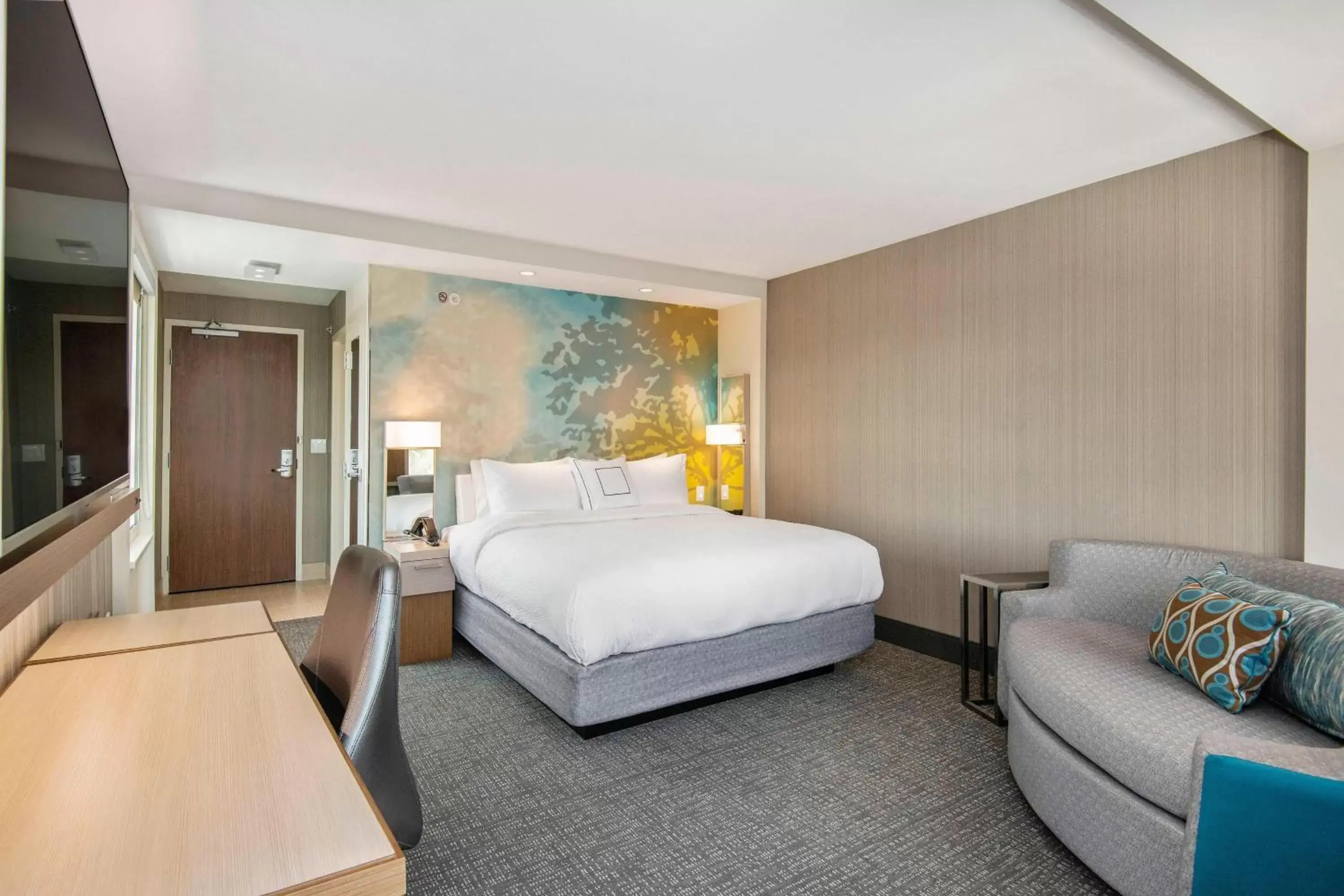 Photo of the whole room, Bed in Courtyard by Marriott Raleigh Cary/Parkside Town Commons