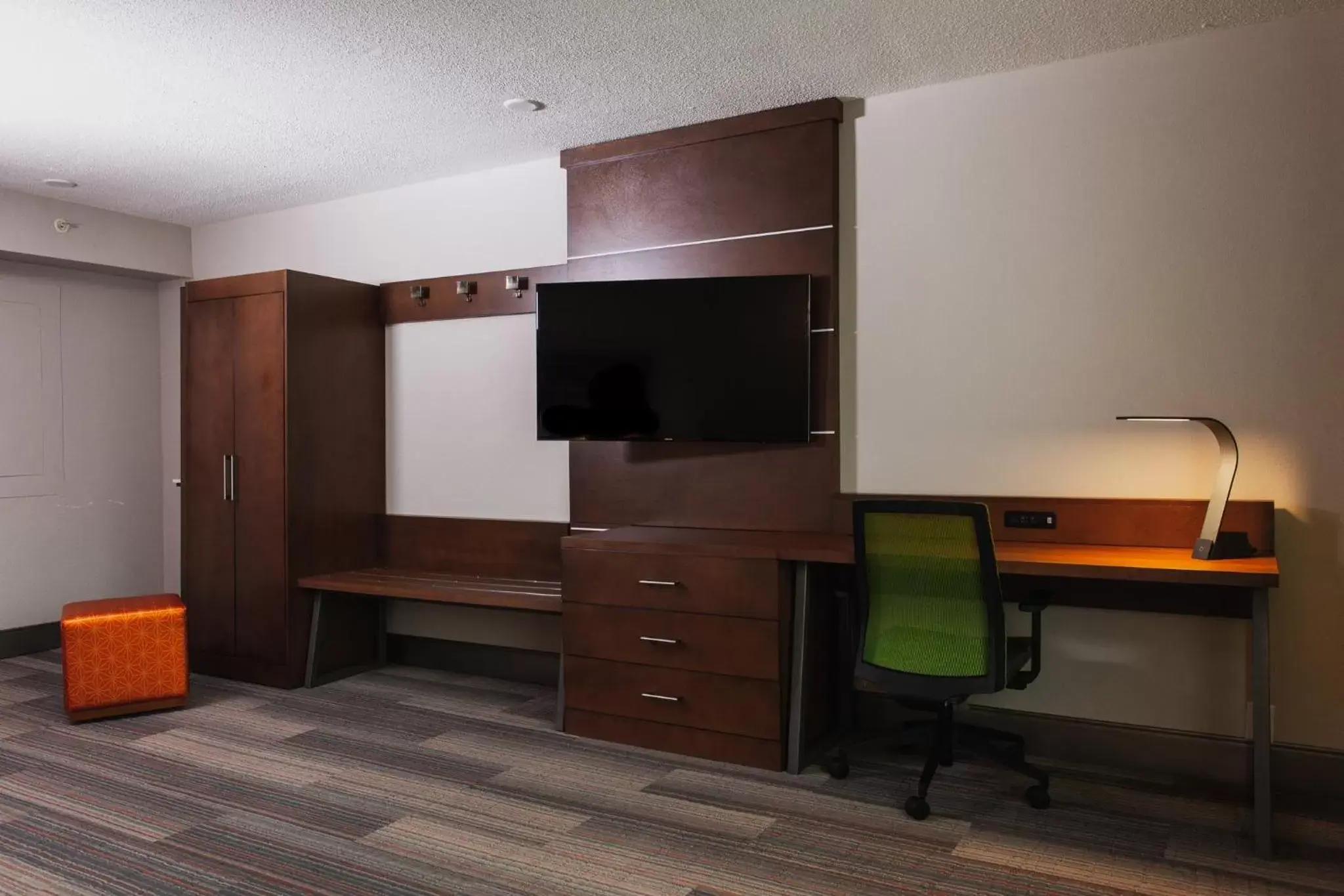 Photo of the whole room, TV/Entertainment Center in Holiday Inn Express & Suites Atlanta Perimeter Mall Hotel, an IHG Hotel