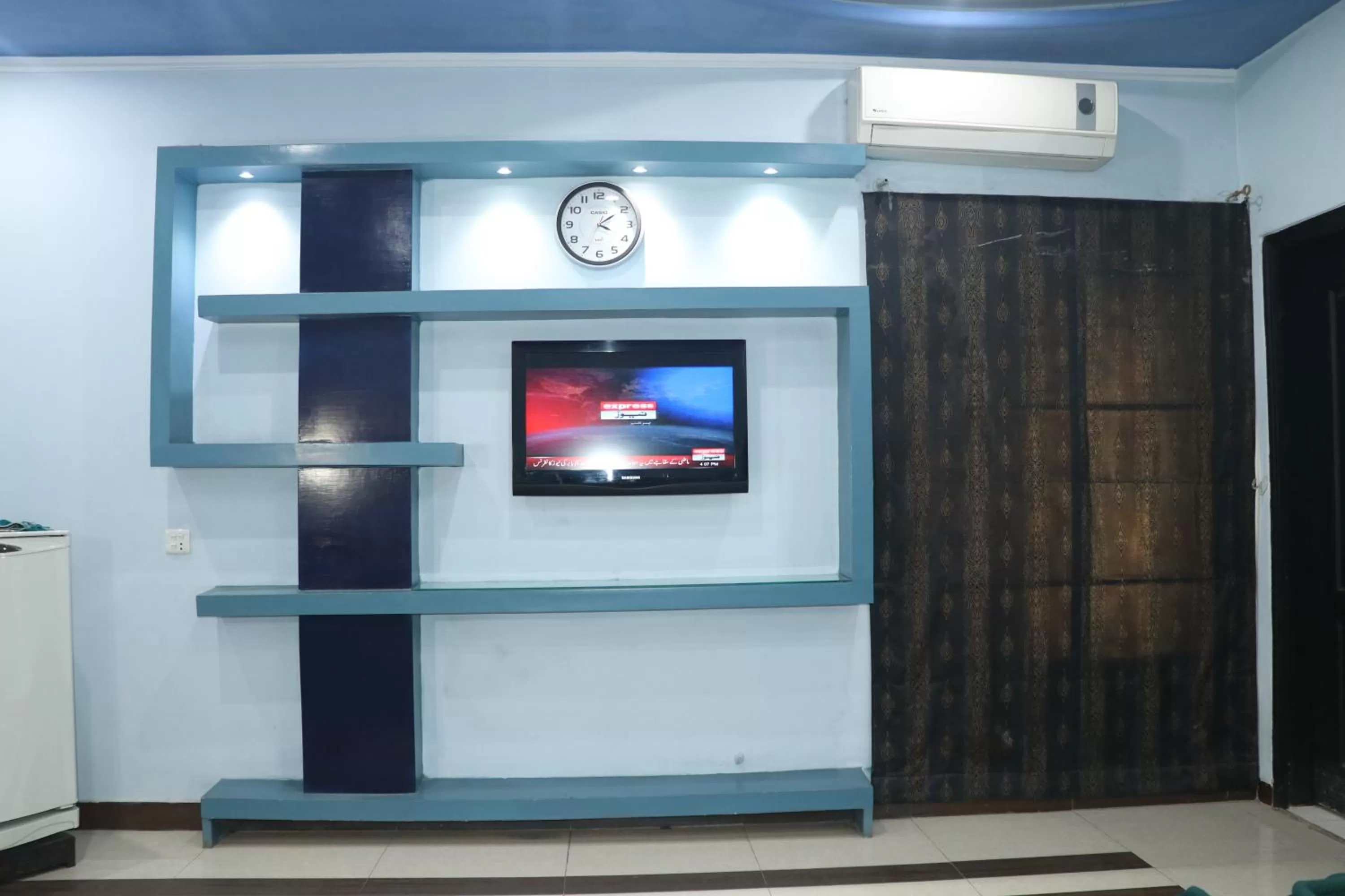 TV and multimedia, TV/Entertainment Center in Hotel Grace inn