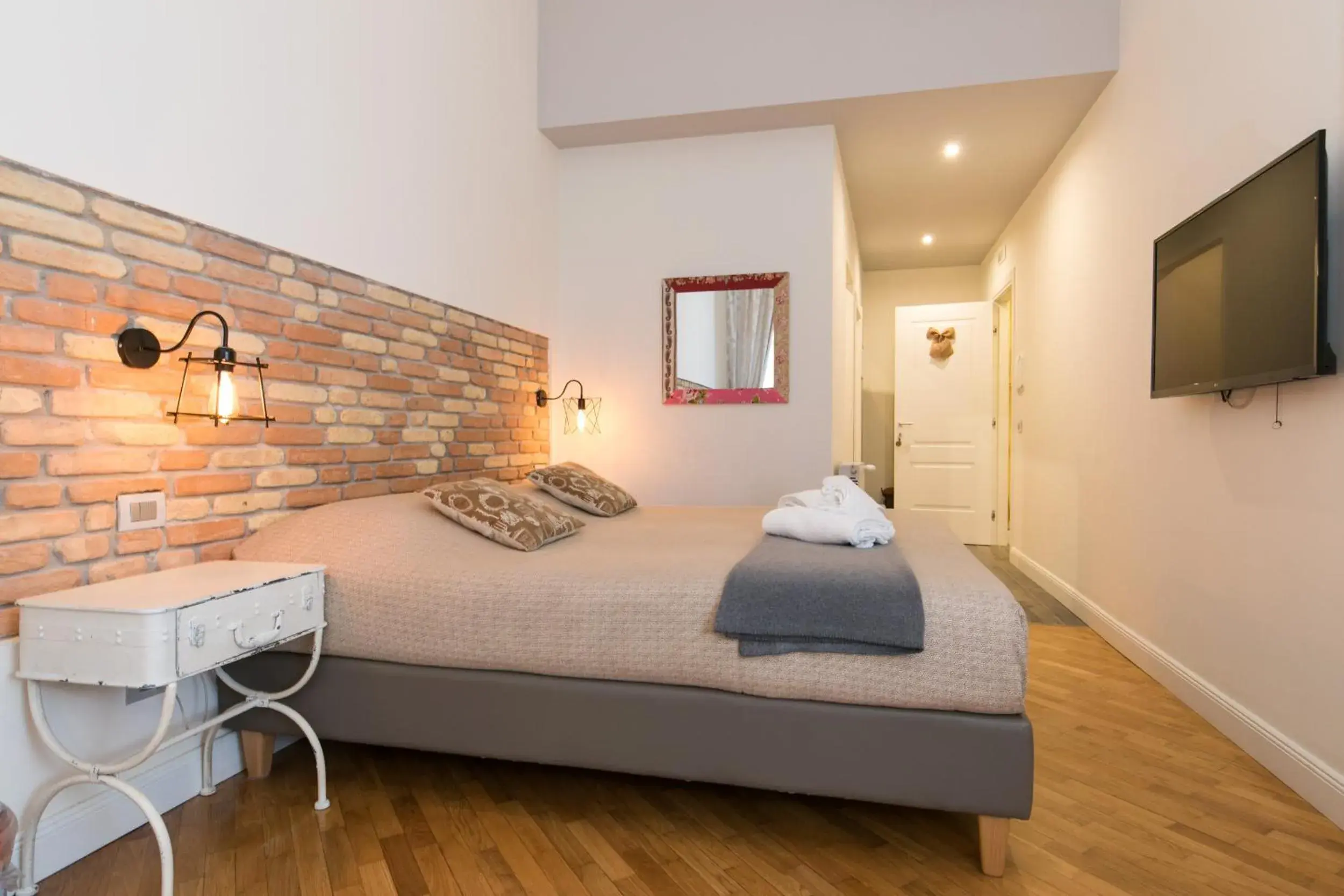 Photo of the whole room, Bed in Trevi Contemporary Suite Photo of the whole room, Bed in Trevi Contemporary Suite