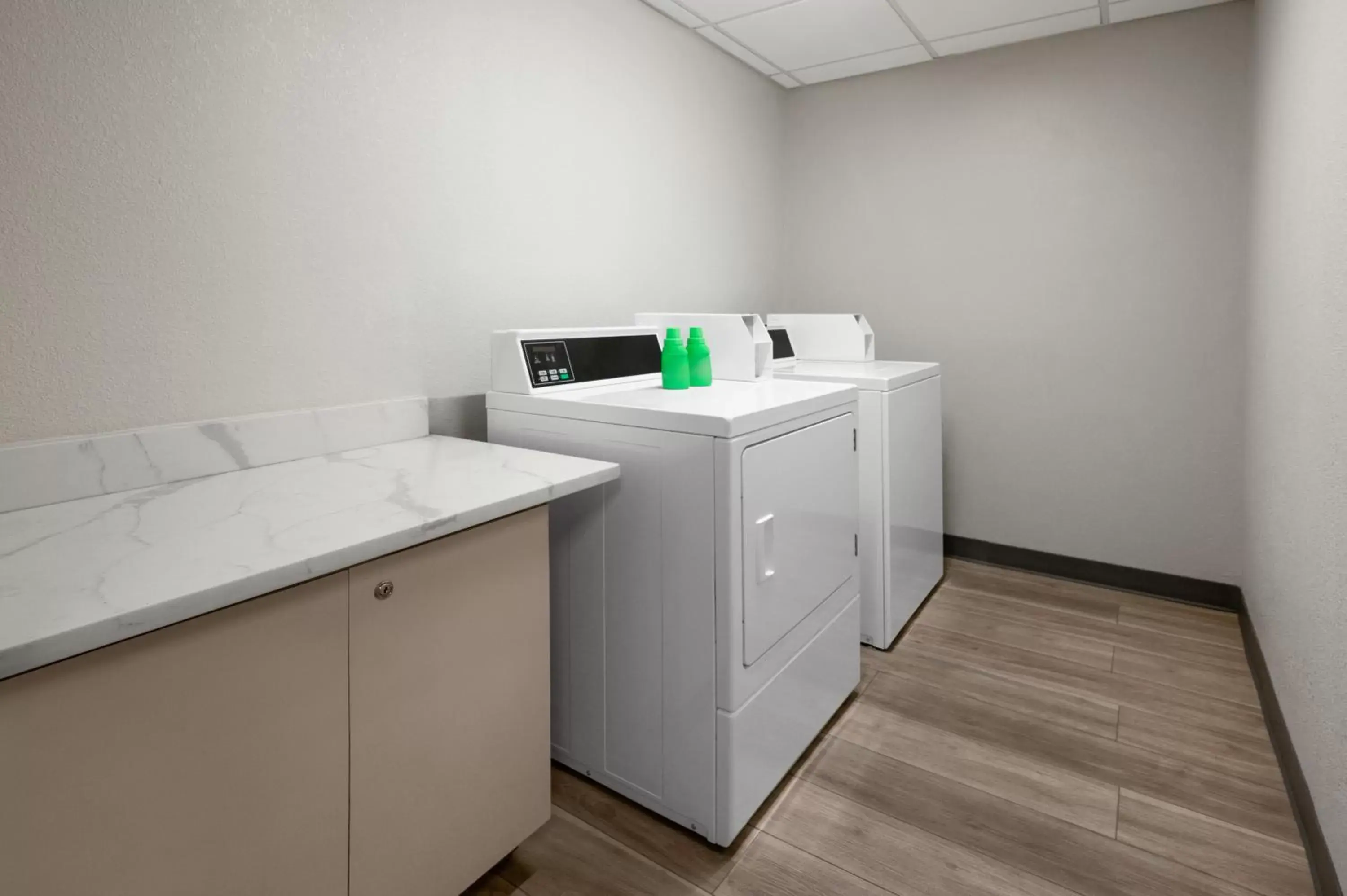 laundry, Kitchen/Kitchenette in La Quinta Inn by Wyndham Columbus Dublin