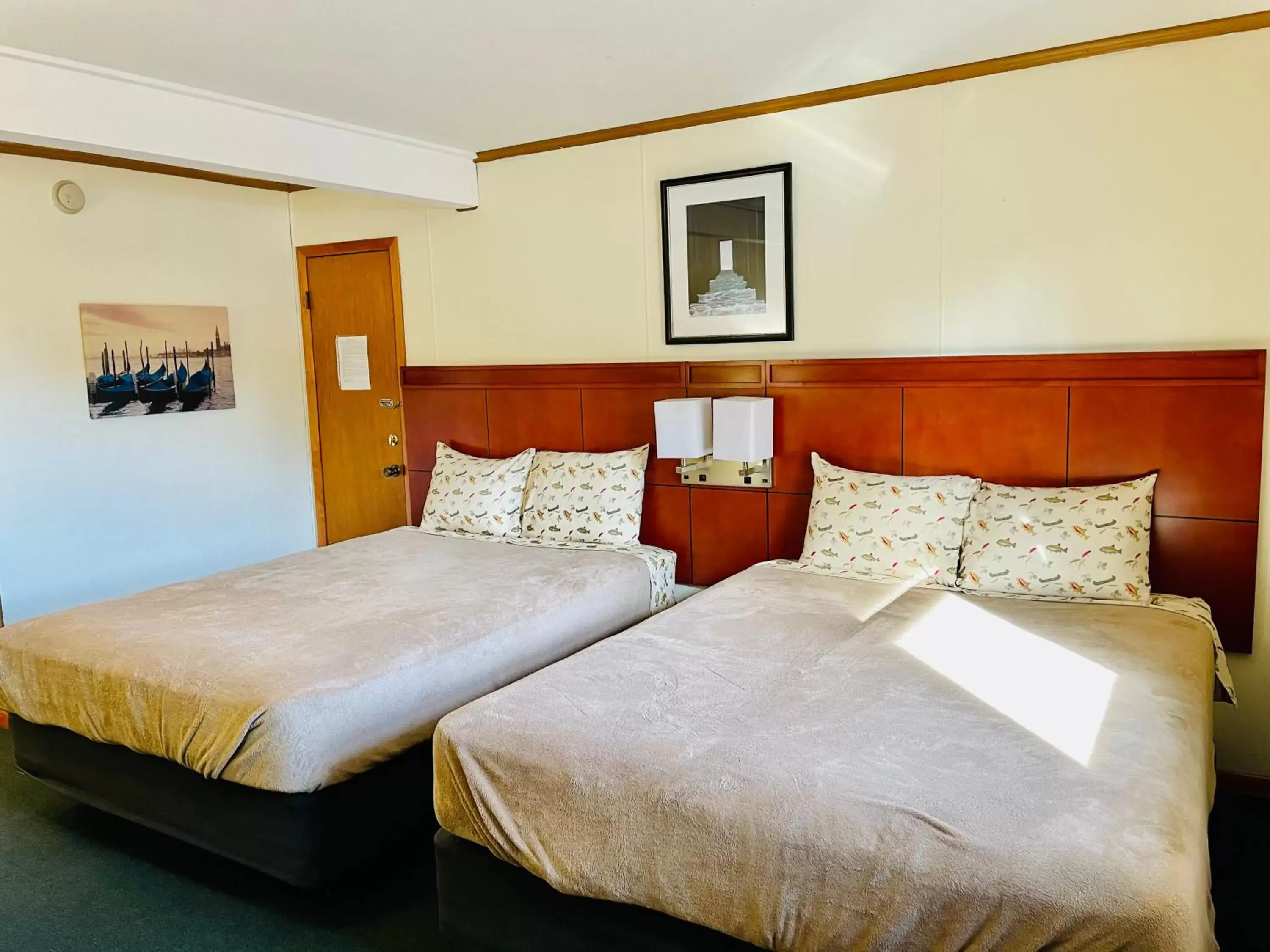 Bed in Hunter's Friend Resort Near Table Rock Lake