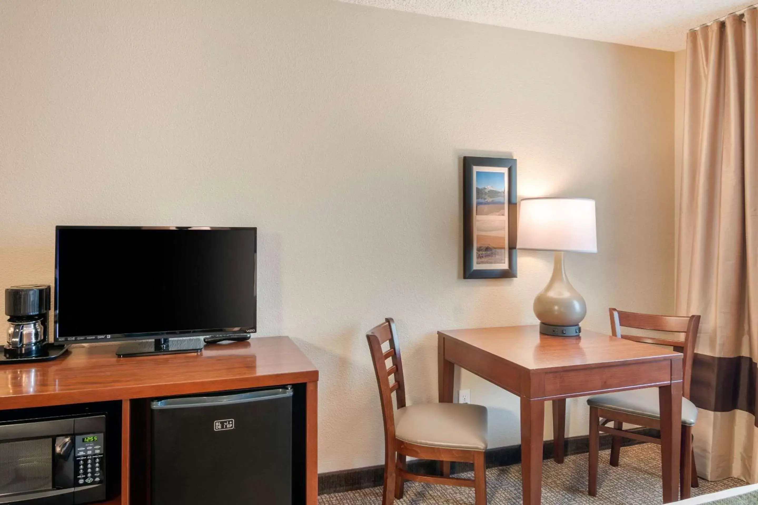 Photo of the whole room, TV/Entertainment Center in Comfort Inn Medford North