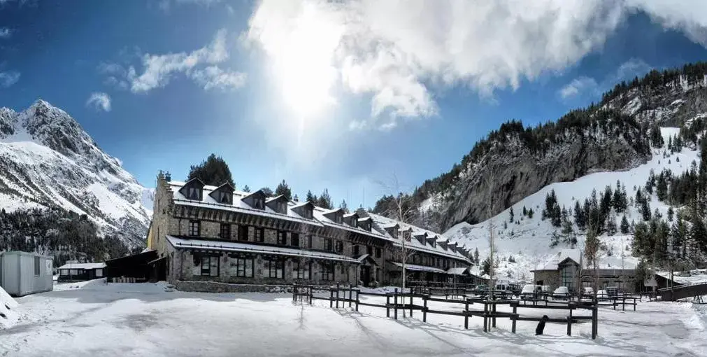 Facade/entrance, Winter in Hotel Hospital de Benasque