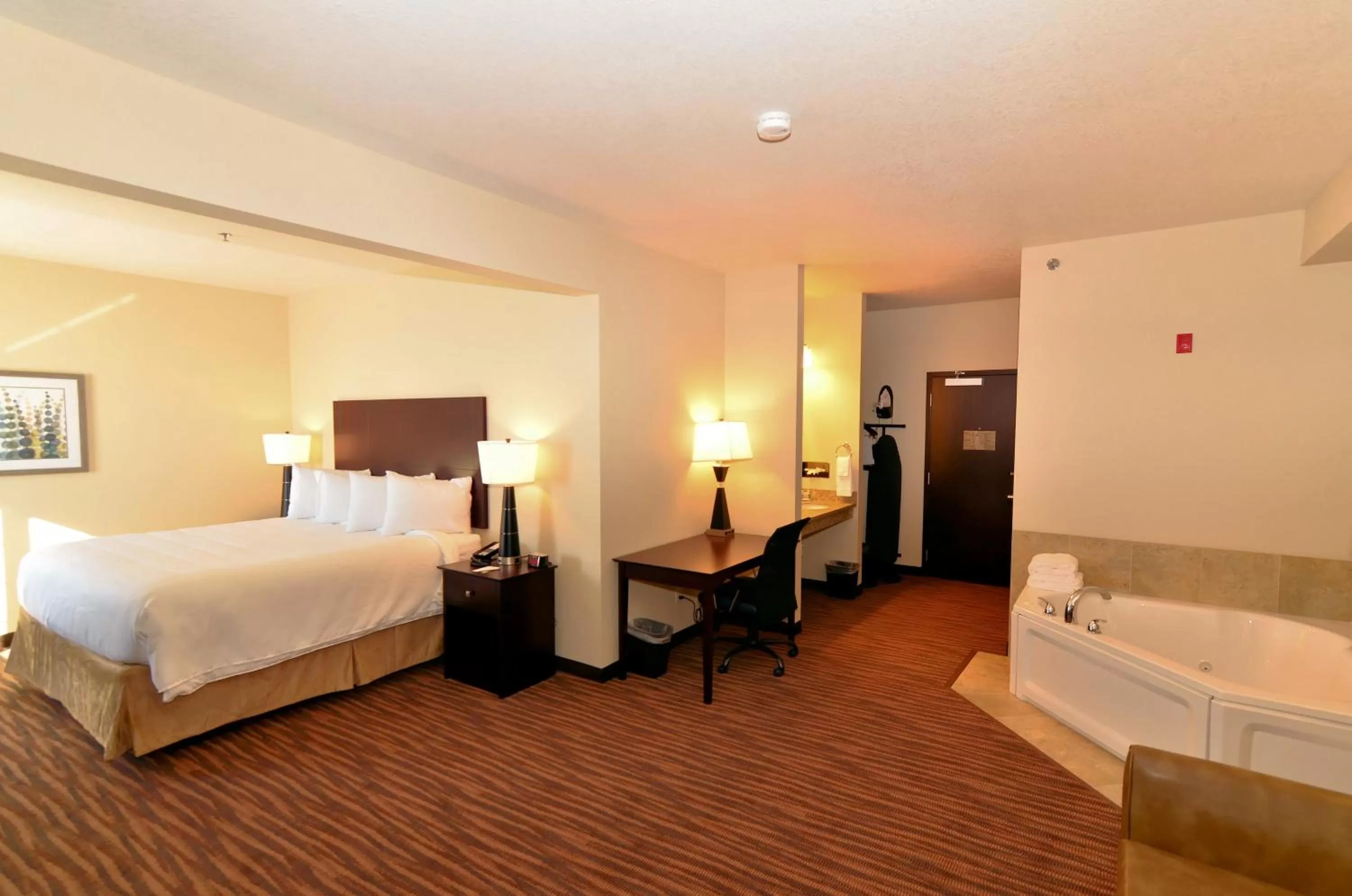 Bed in Cobblestone Inn & Suites - Holstein
