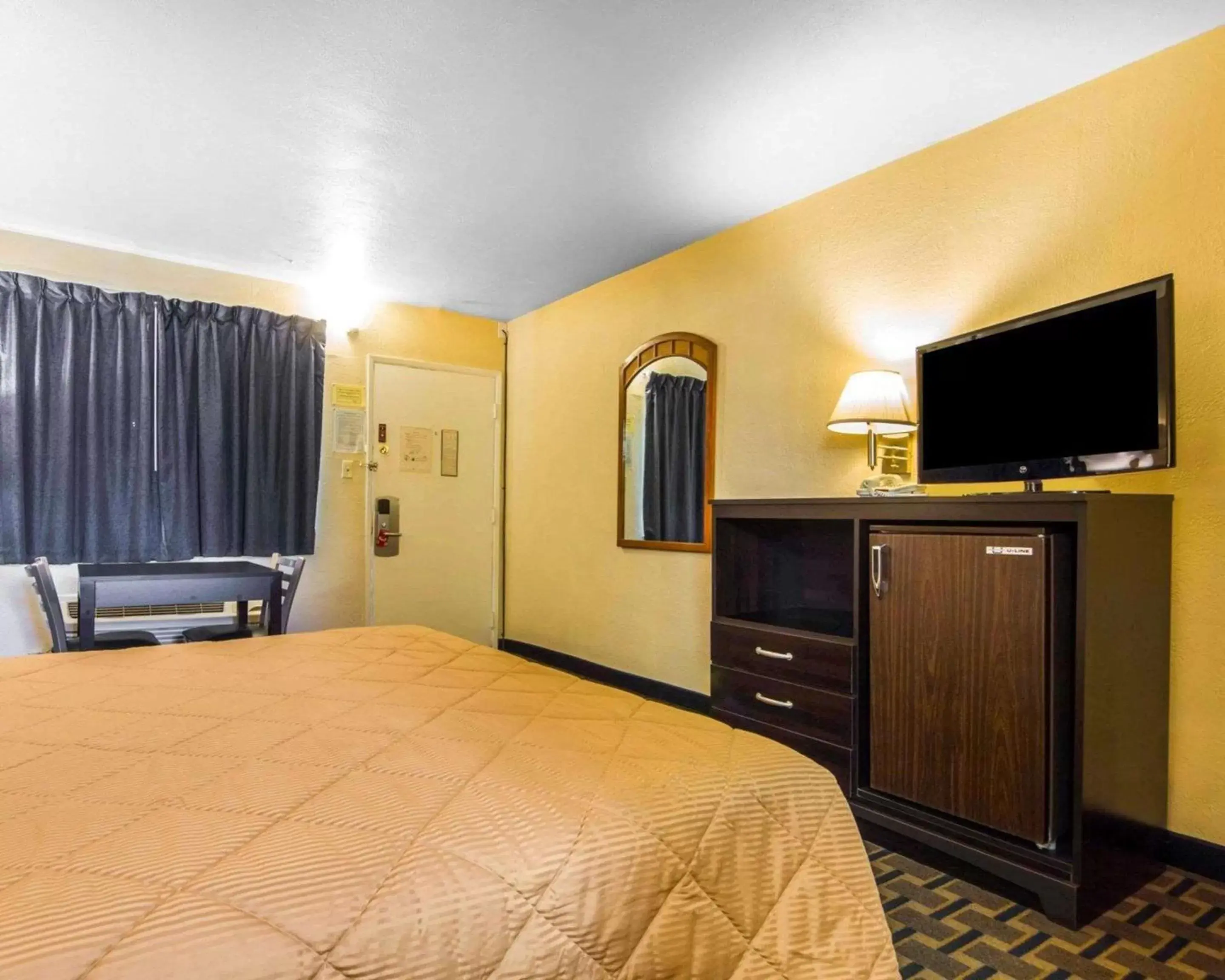 Photo of the whole room, TV/Entertainment Center in Econo Lodge Sacramento Convention Center