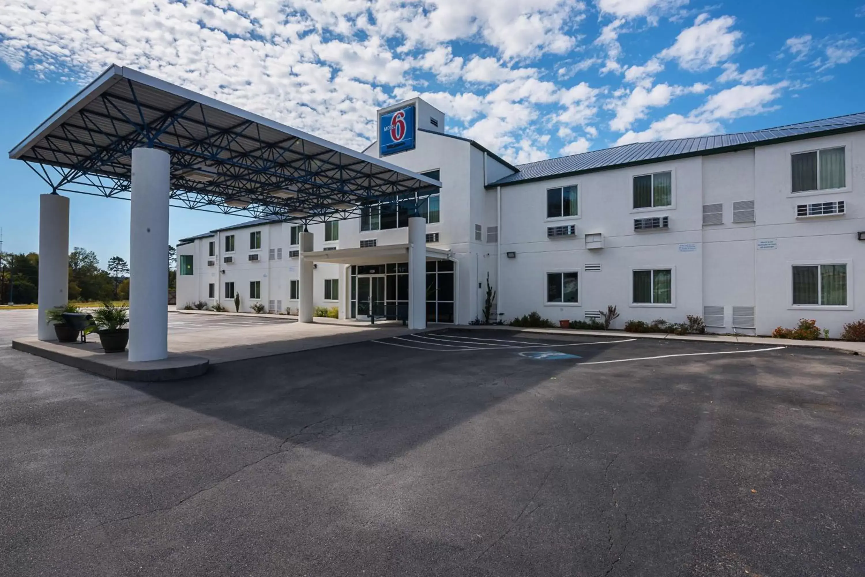 Property Building in Motel 6 Athens