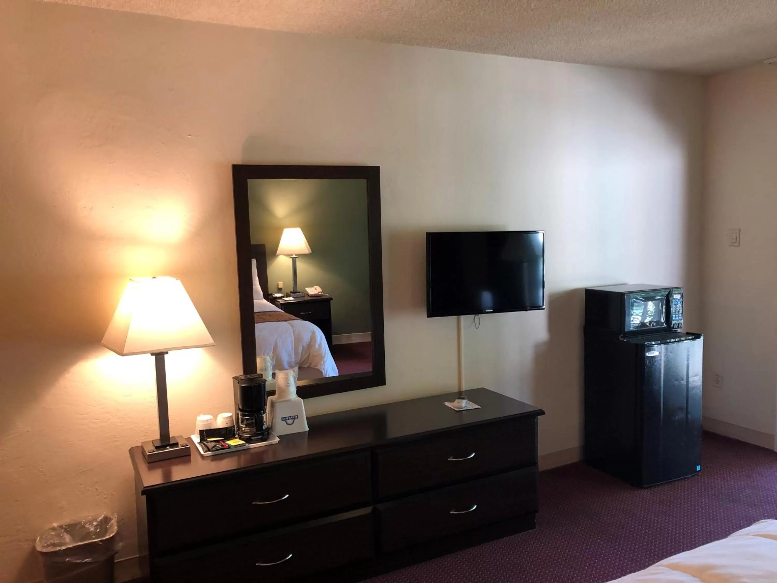Queen Room - Non-Smoking in Days Inn by Wyndham Novato/San Francisco
